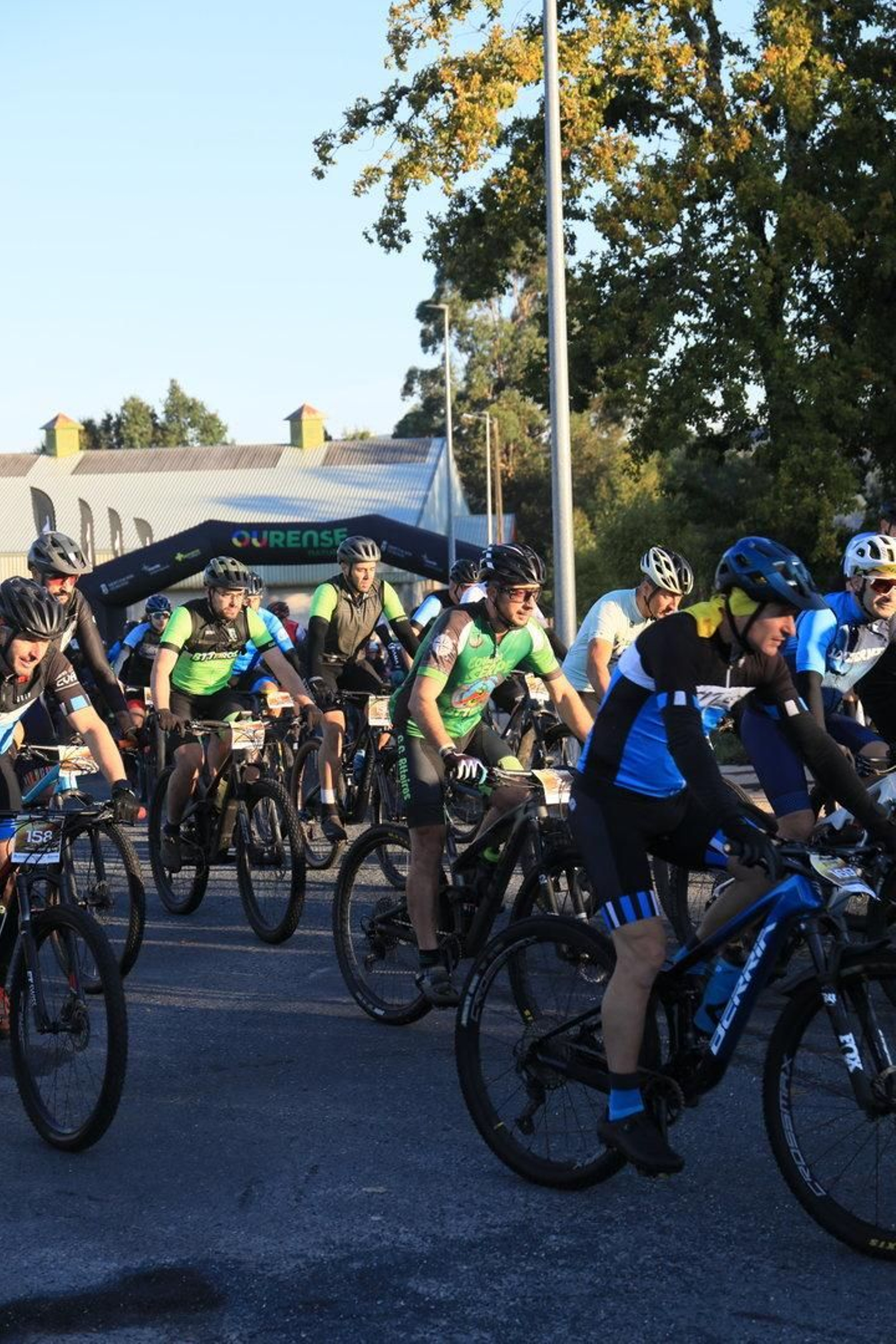 Concentración durante el recorrido de la BTT Concello de Boborás.