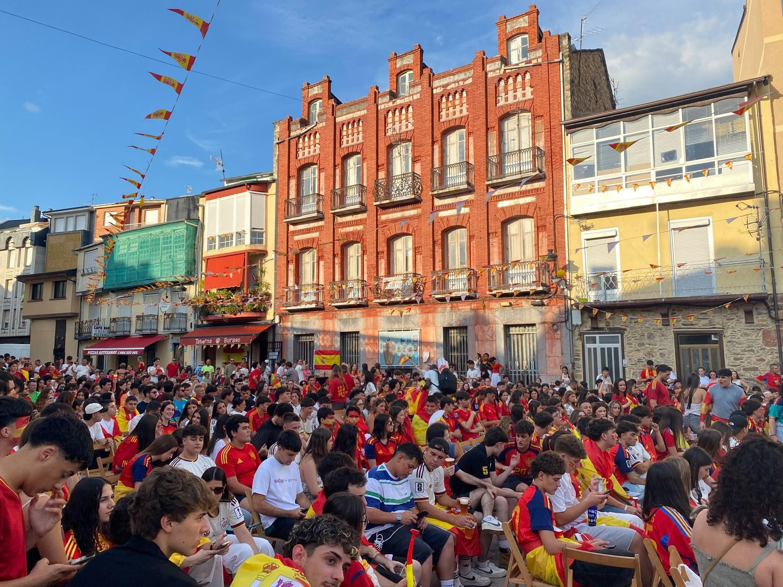 Galería | La provincia de Ourense se tiñe de rojo para apoyar a España en la final del Mundial
