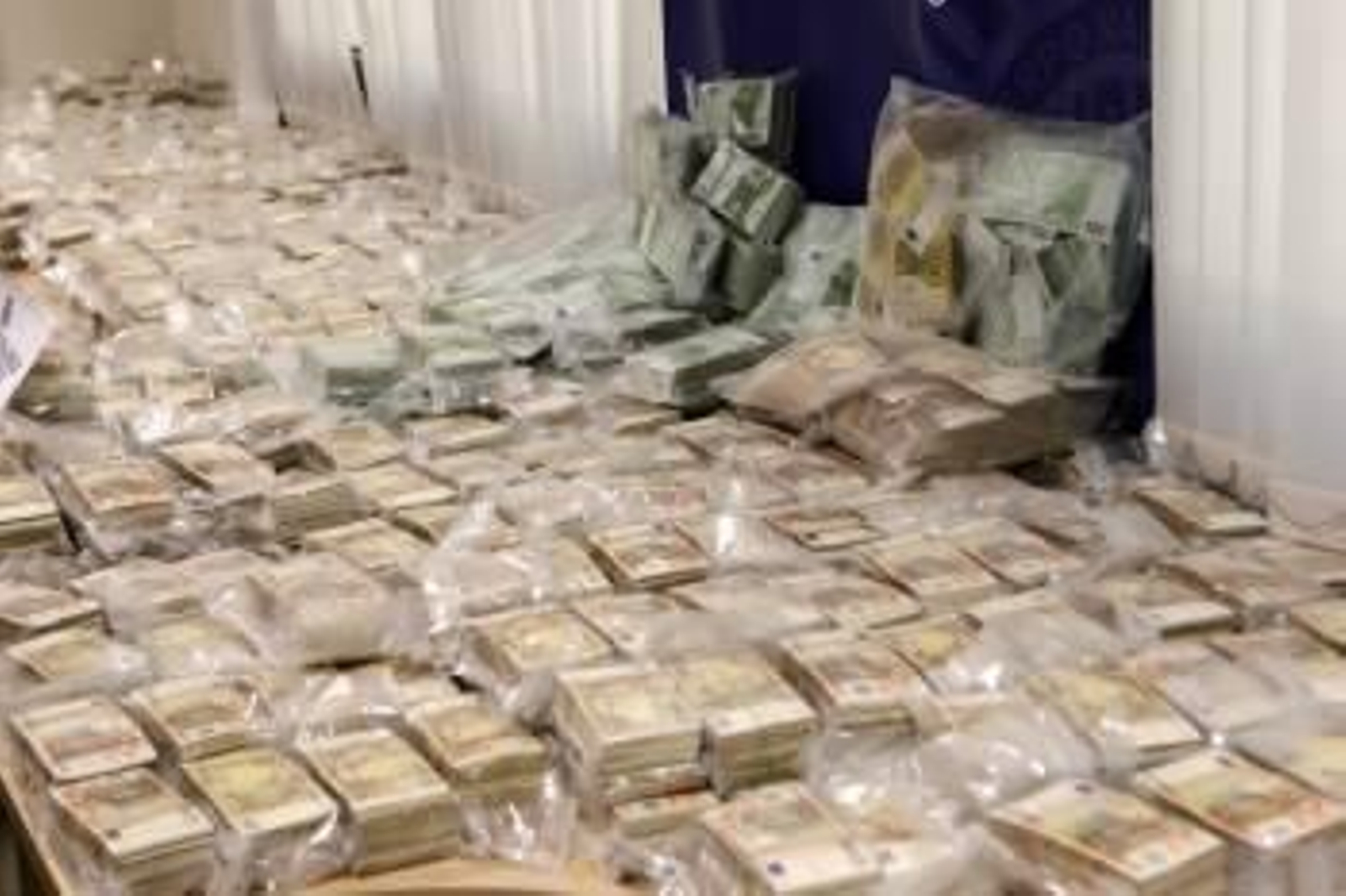 Parte de los fajos de billetes que fueron localizados en la vivienda de La Moraleja, en Madrid. (Foto: MONDELO)