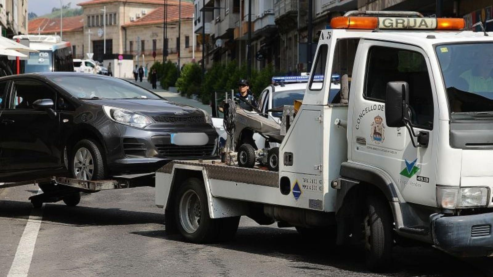 Una grúa llevándose un vehículo en Ourense