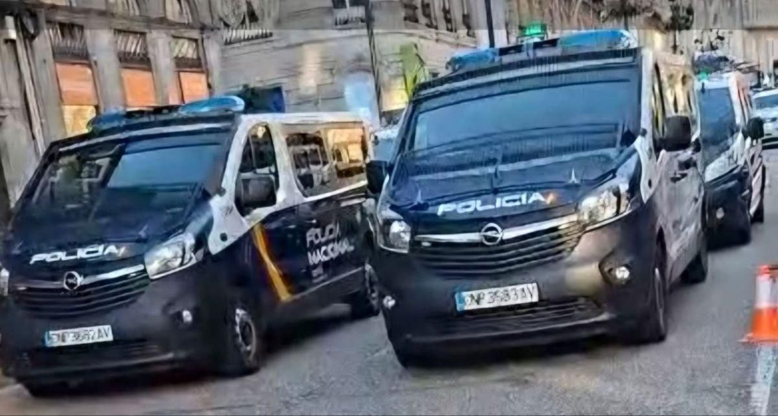 Furgones de la Unidad de Prevención y Reacción de la Comisaría de Vigo.