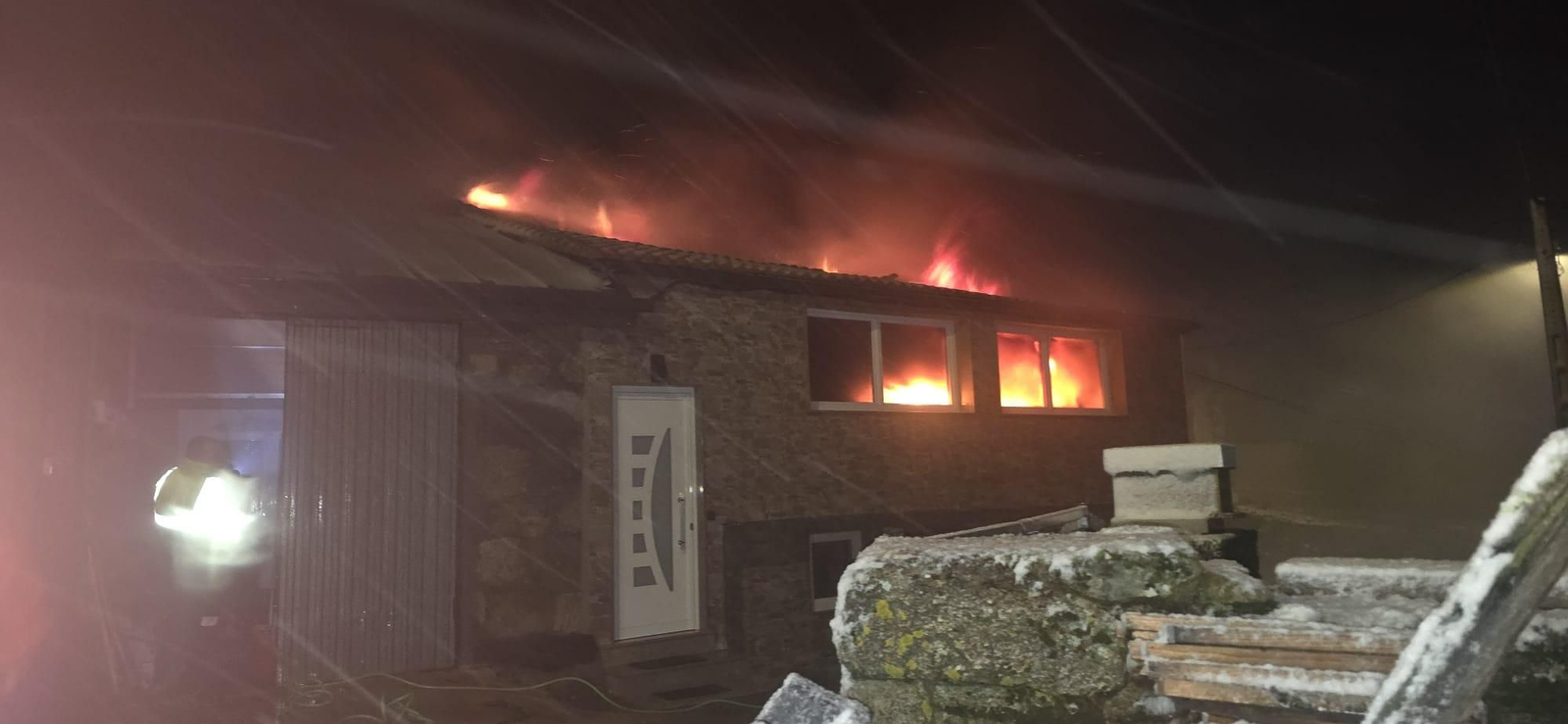 Momento del incendio en la noche del sábado.