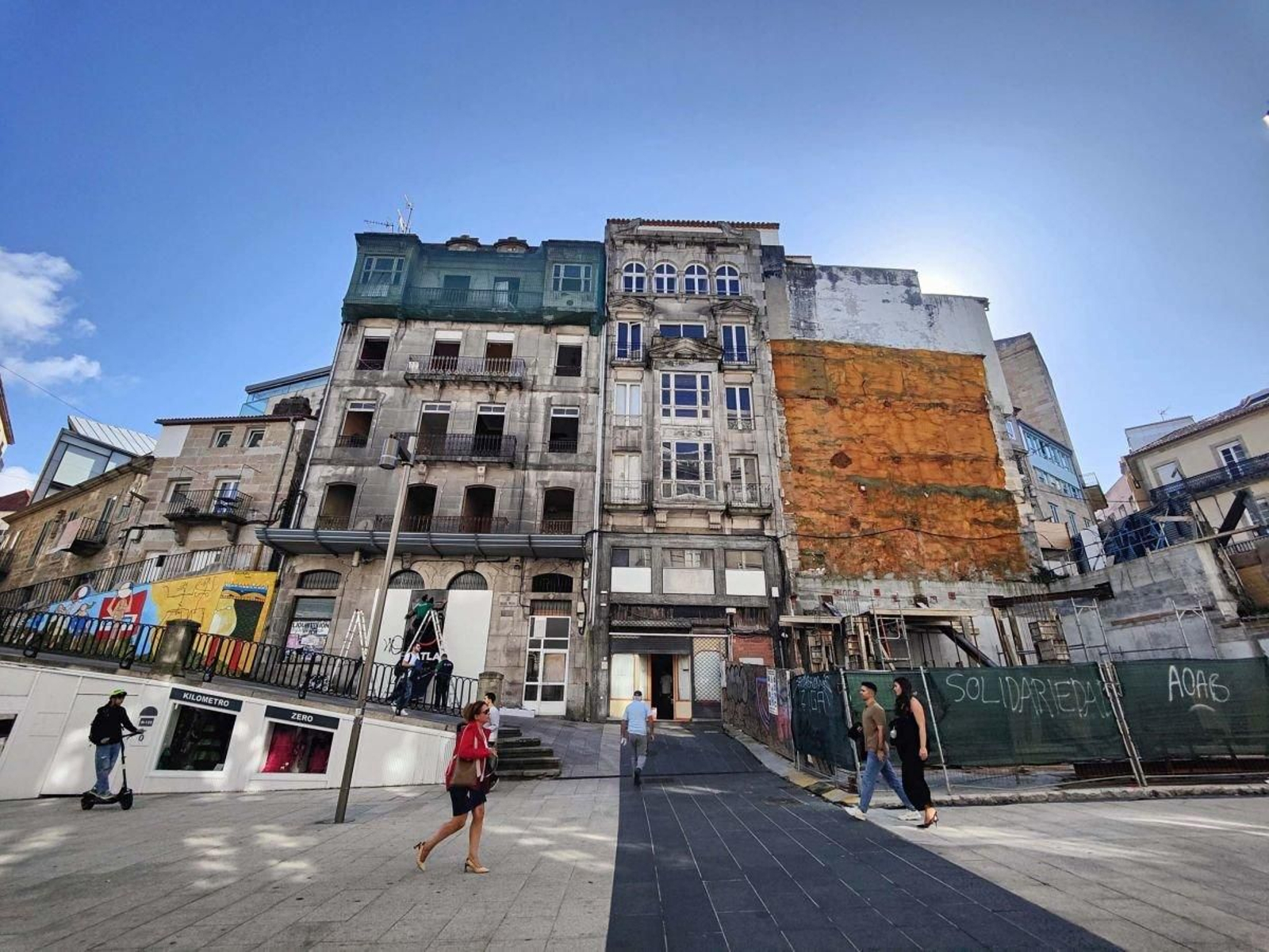 El inmueble de Jenaro de la Fuente, propiedad de la Diócesis, junto al solar en obras, espera la licencia.