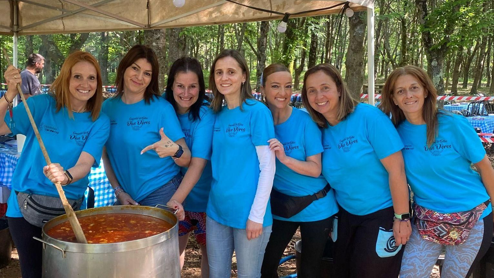 Las siete integrantes de la comisión de fiestas de As Dores de Cabral proponen callos para el domingo.