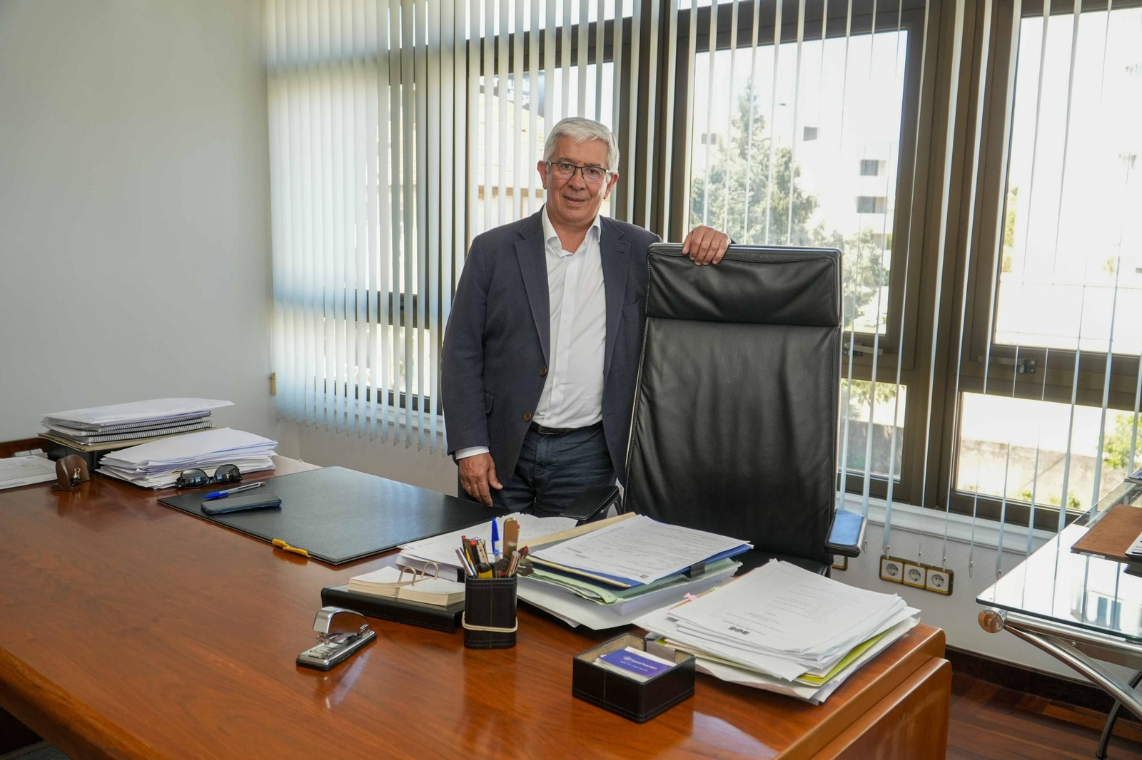 El notario Ernesto Regueira Núñez, en su despacho de la calle Puerto Rico.