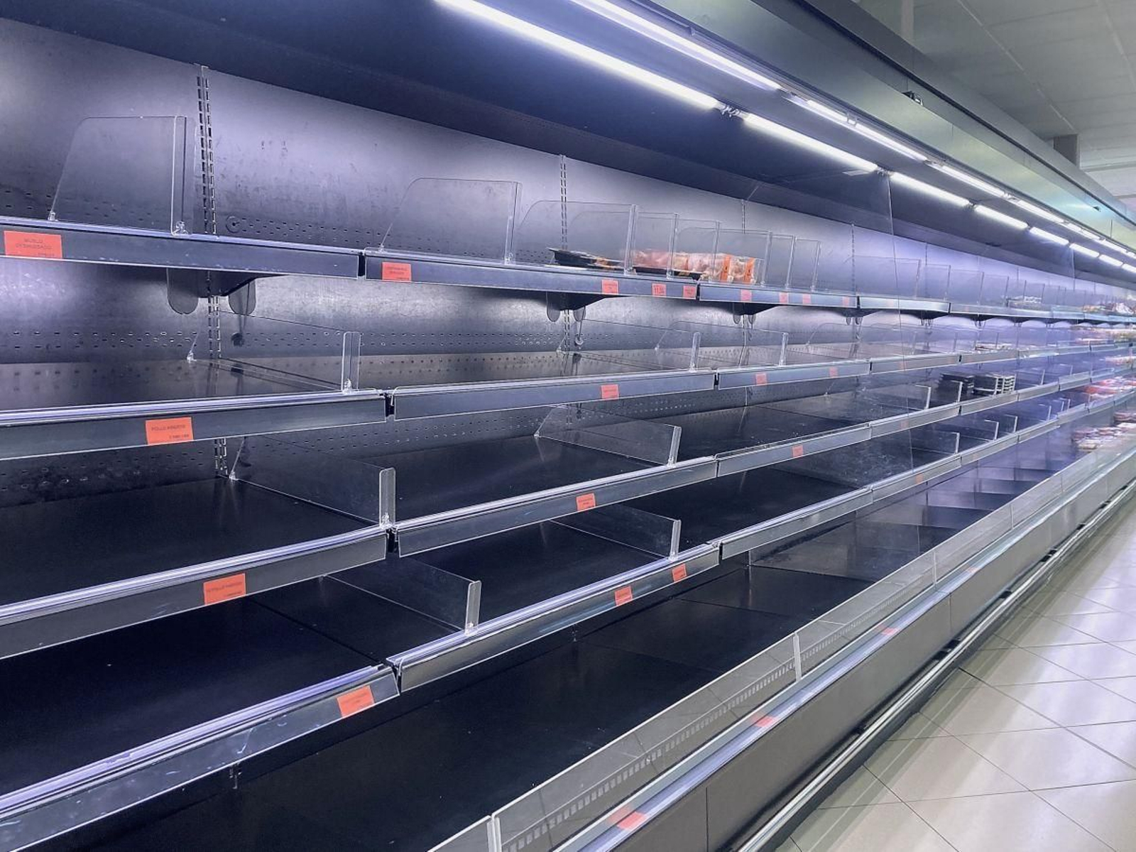 Estantes vacíos en la sección de cárnicos en el Mercadona de As Lagoas.