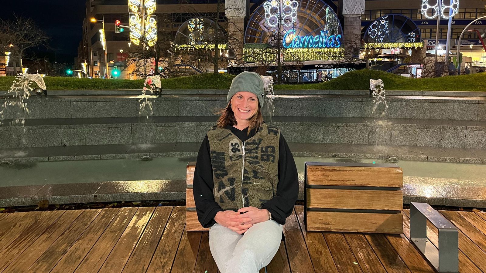 Alice sonríe delante del Centro Comercial Camelias, en el que se produjo esta charla navideña con Atlántico.