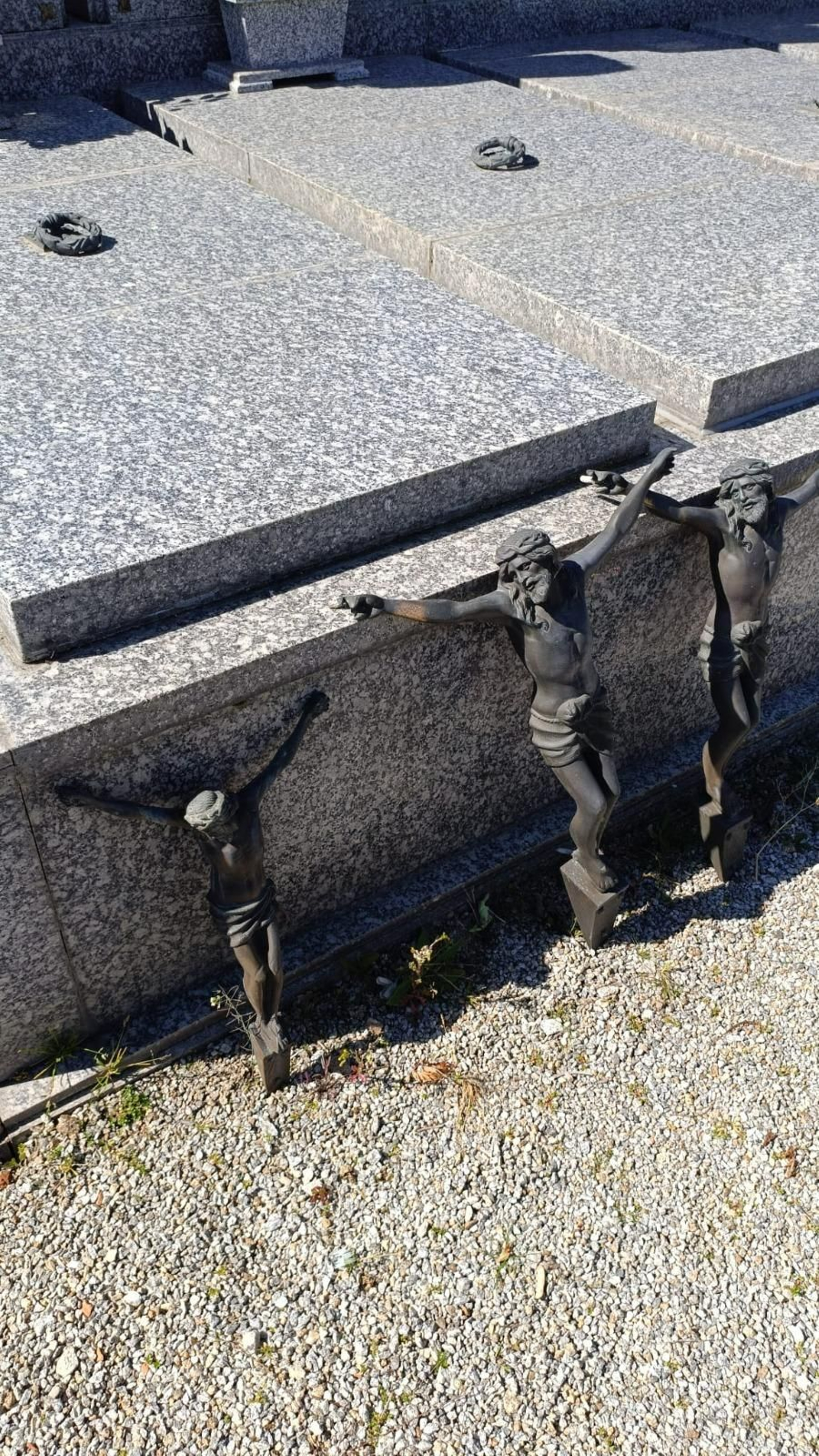 Así quedaron las lápidas y las cruces de un cementerio en Celanova