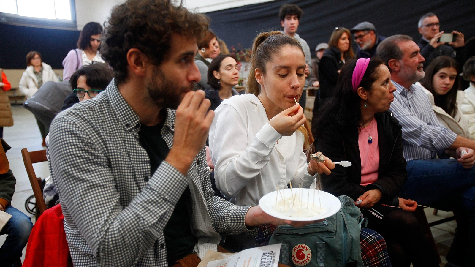 Dos asistentes al evento degustan el queso fresco elaborado en O Rexo. (Miguel Ángel)