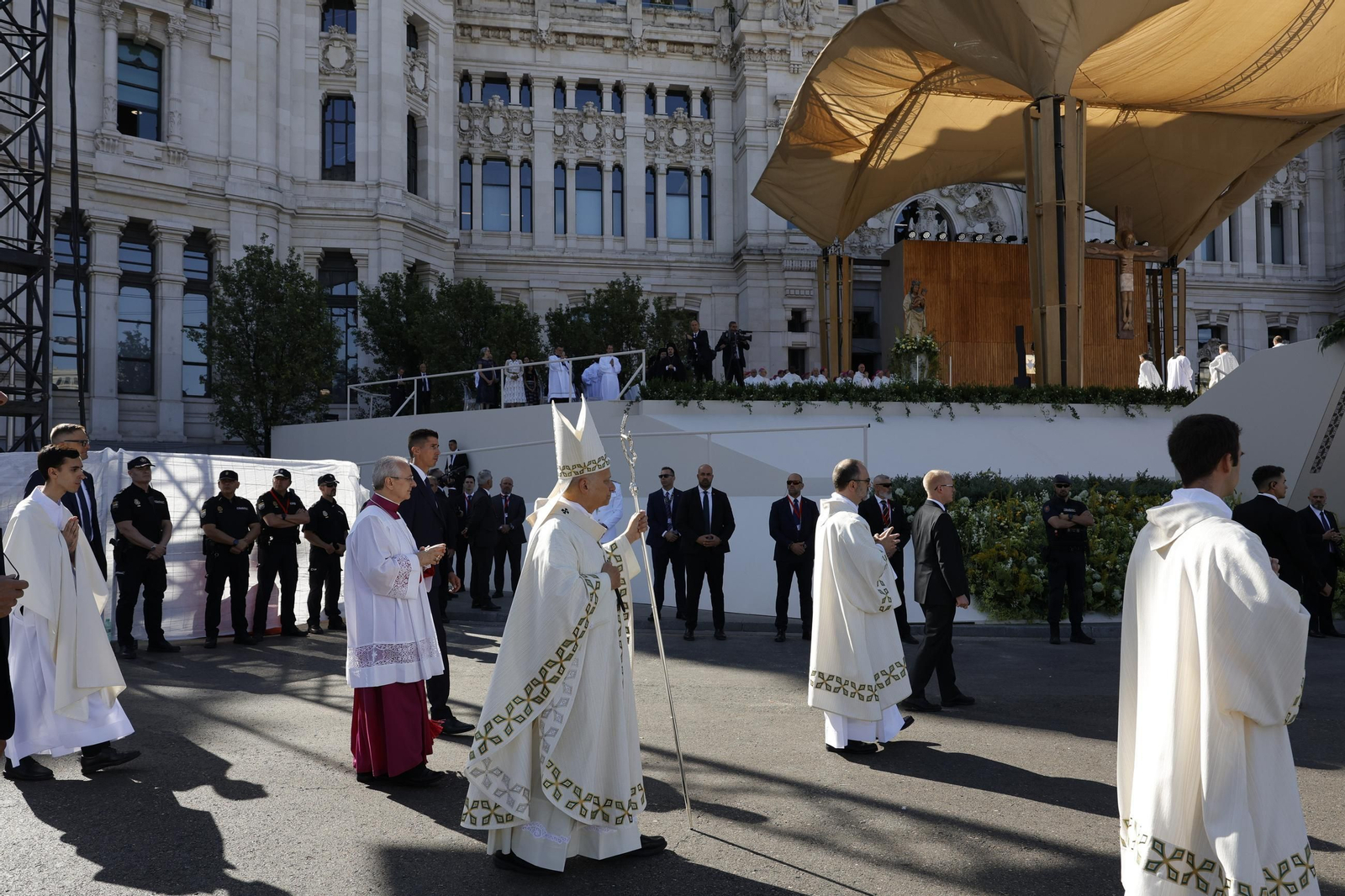 Galería | Multitudinaria misa y procesión del Corpus en Madrid con el papa León XIV