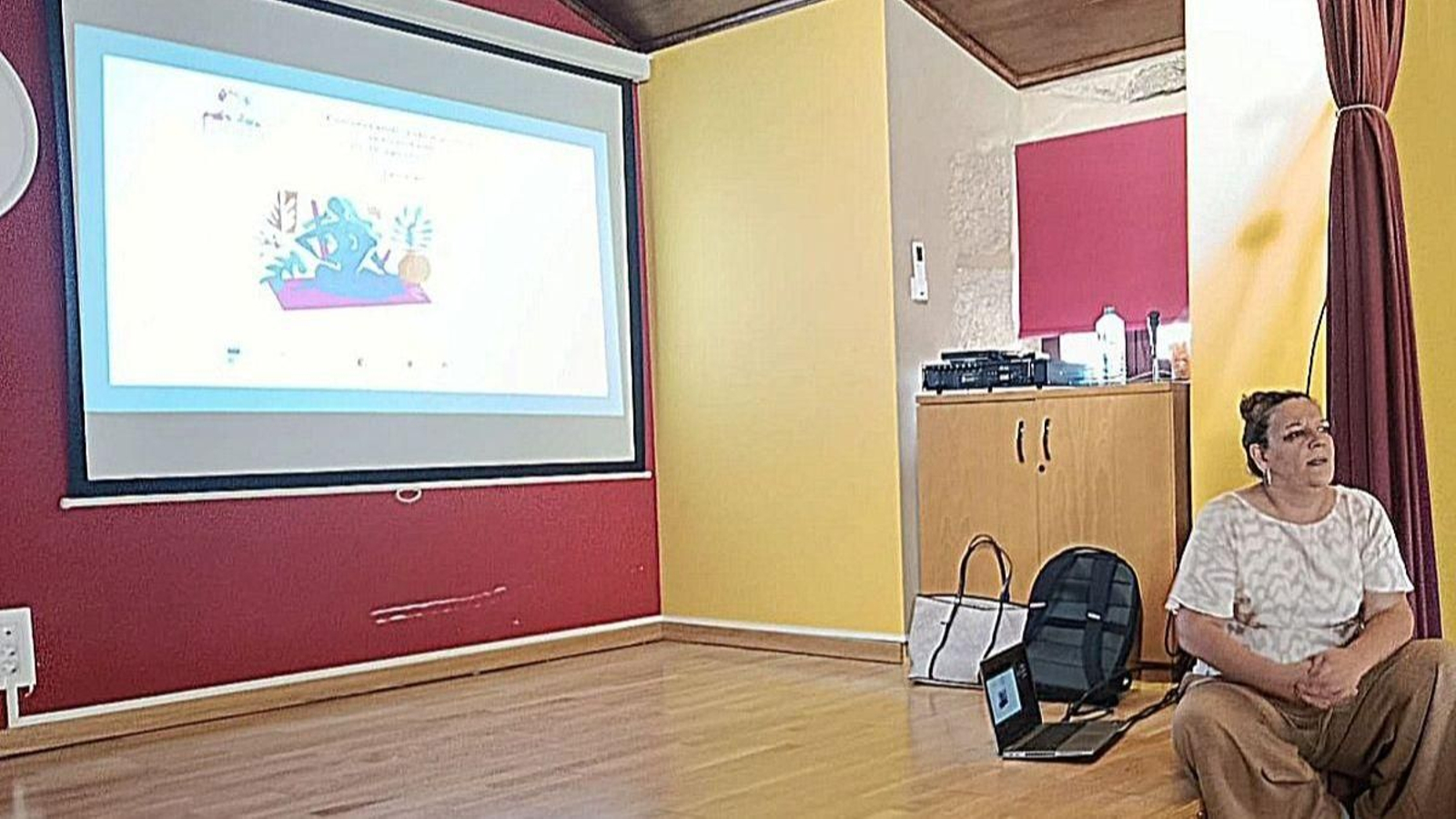 Beatriz Domínguez impartindo o obradoiro en Sandiás.