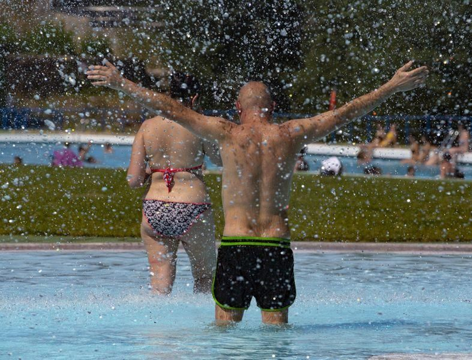 Las piscinas, alternativa perfecta para sobrellevar este domingo de calor // FOTO: XESÚS FARIÑAS