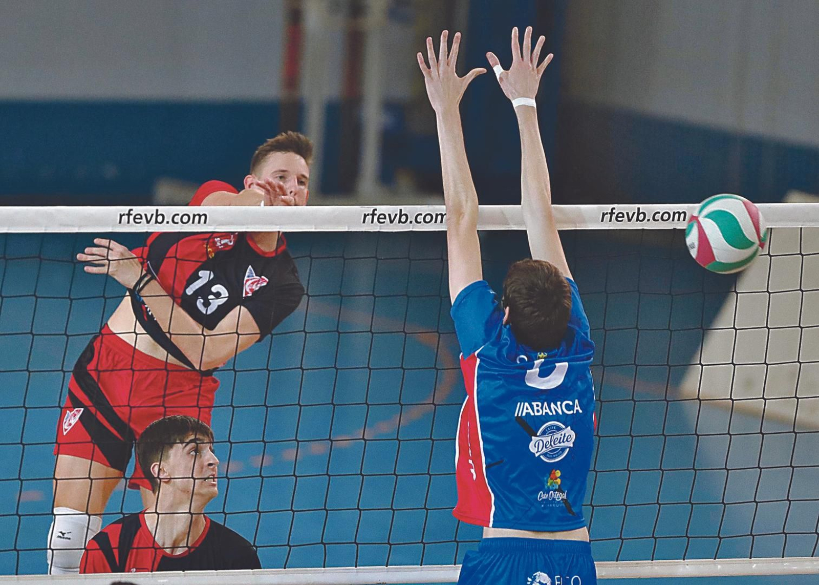 Pau Mena pasa un balón en el partido disputado ayer en el pabellón de Coia.