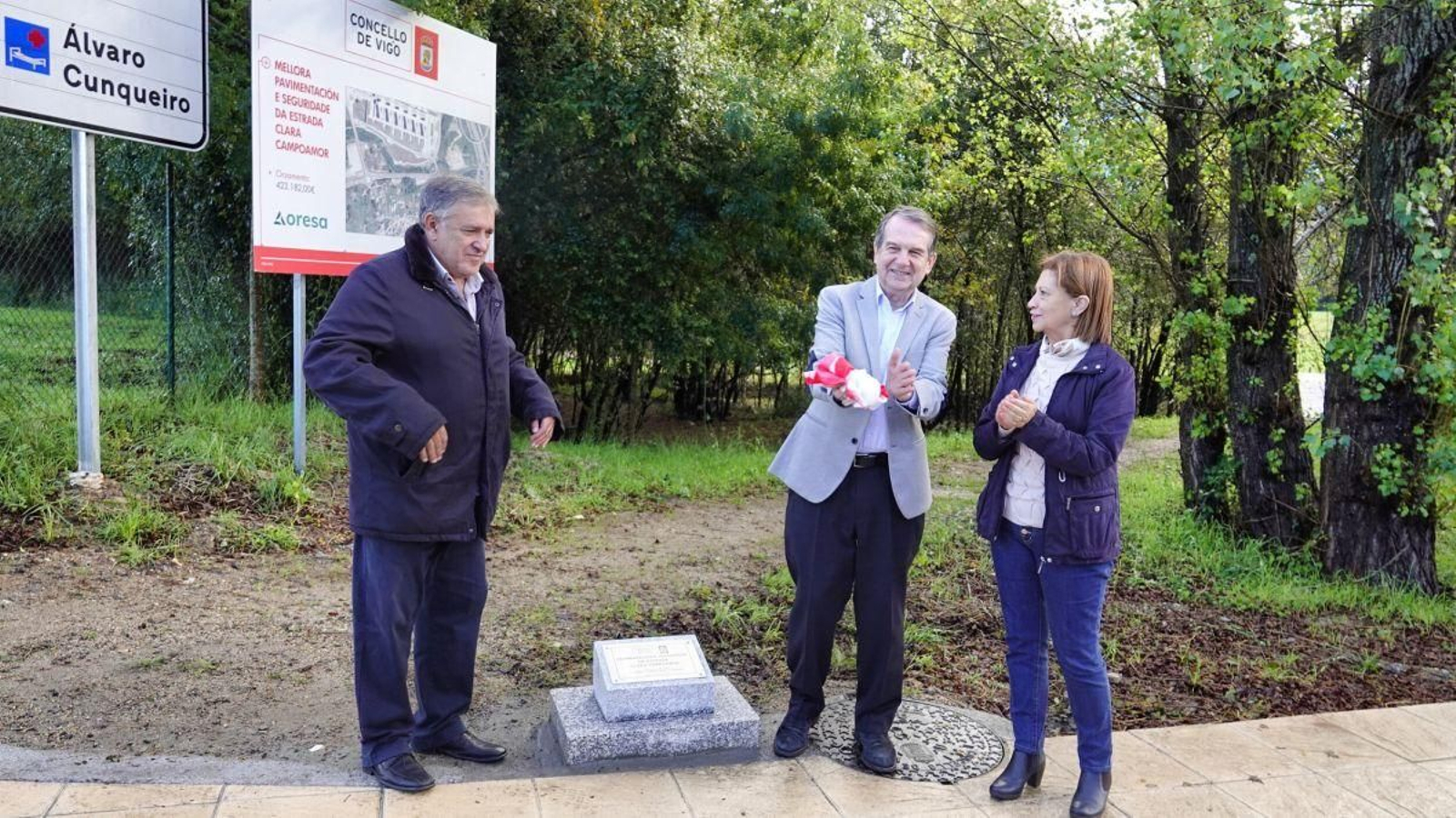 Abel Caballero ayer en la inauguración con los tenientes de alcalde Javier Pardo y Elena Espinosa.