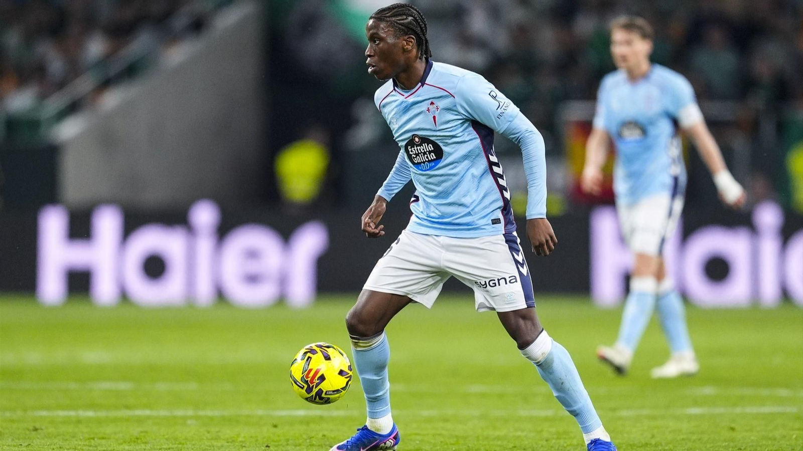 Ilaix Moriba controla el balón en un partido con el Celta.