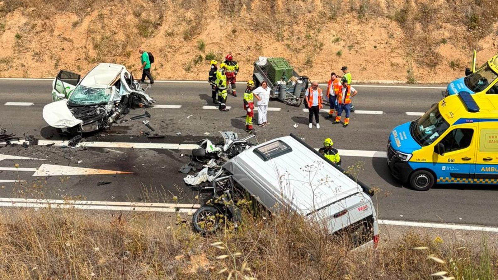 Los equipos de emergencia tras el accidente mortal en O Bolo.