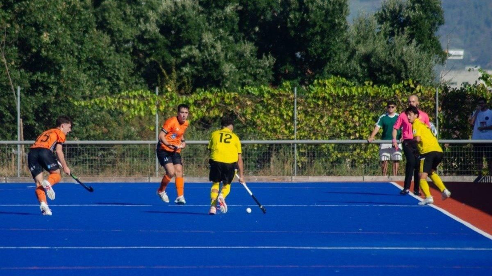 Jacobo defiende a un contrario (Foto: Lucía Otero)