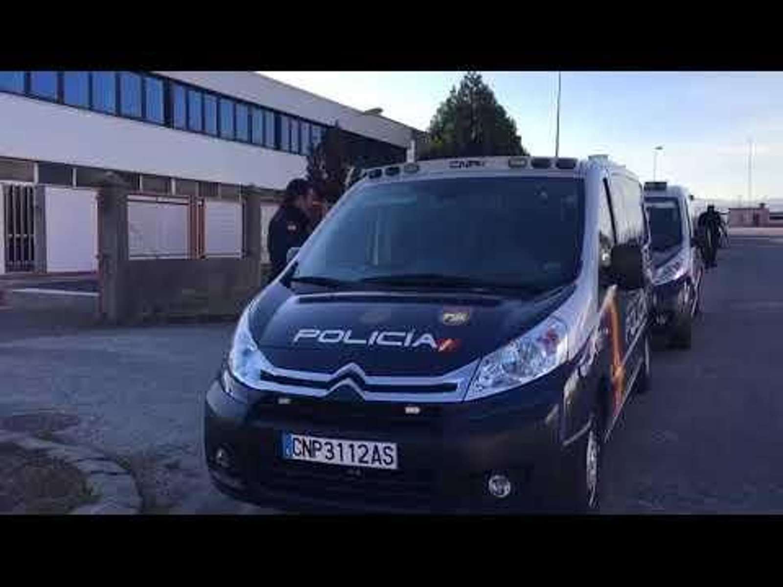 La Policía Nacional registra una nave del Polígono de San Cibrao