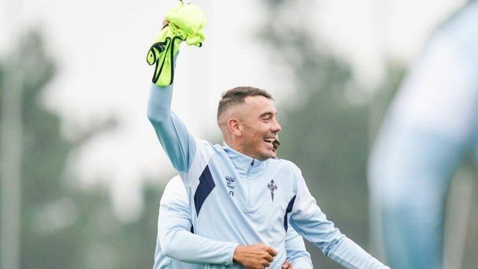 Aspas es agarrado por un compañero en un entrenamiento en Mos.