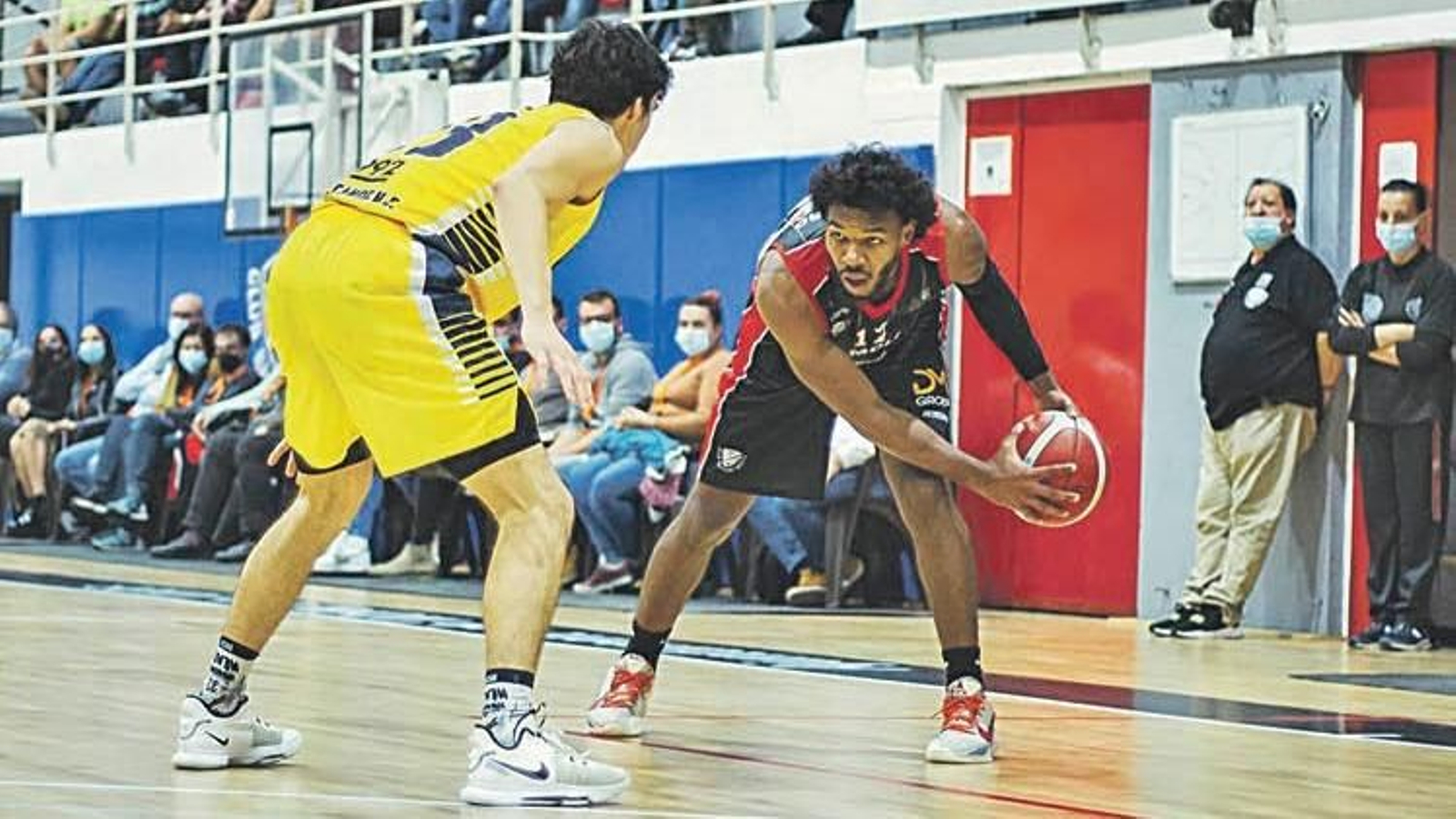 El jugador del Mollet, Yeikson Montero, en una acción de partido frente al Canoe madrileño.