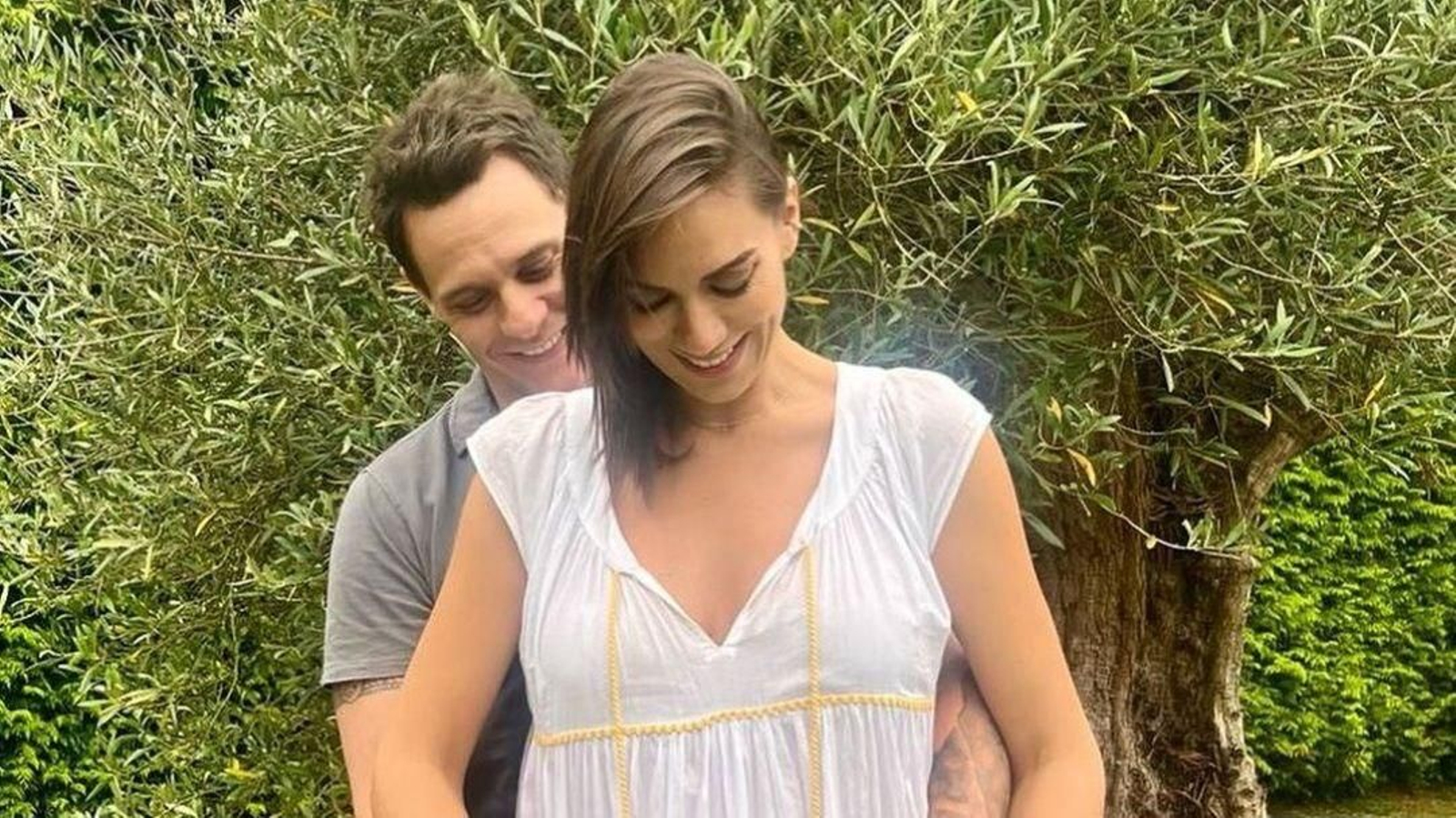 La pareja anunciando que serán padres próximamente. // Instagram (@galvezchristian)