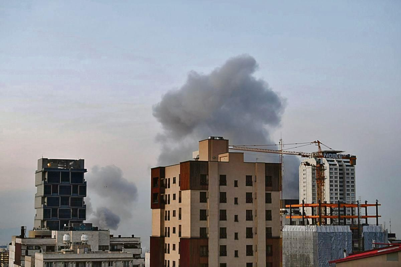 El humo se eleva tras explosiones en el centro de Teherán.