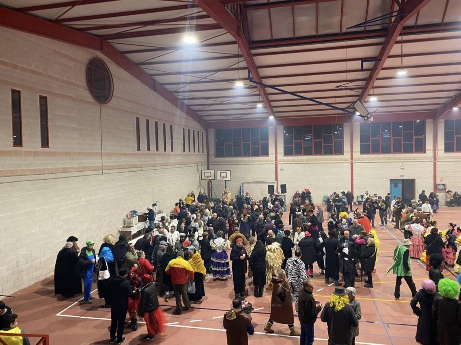 Fiesta de disfraces en el pabellón al terminar el desfile.