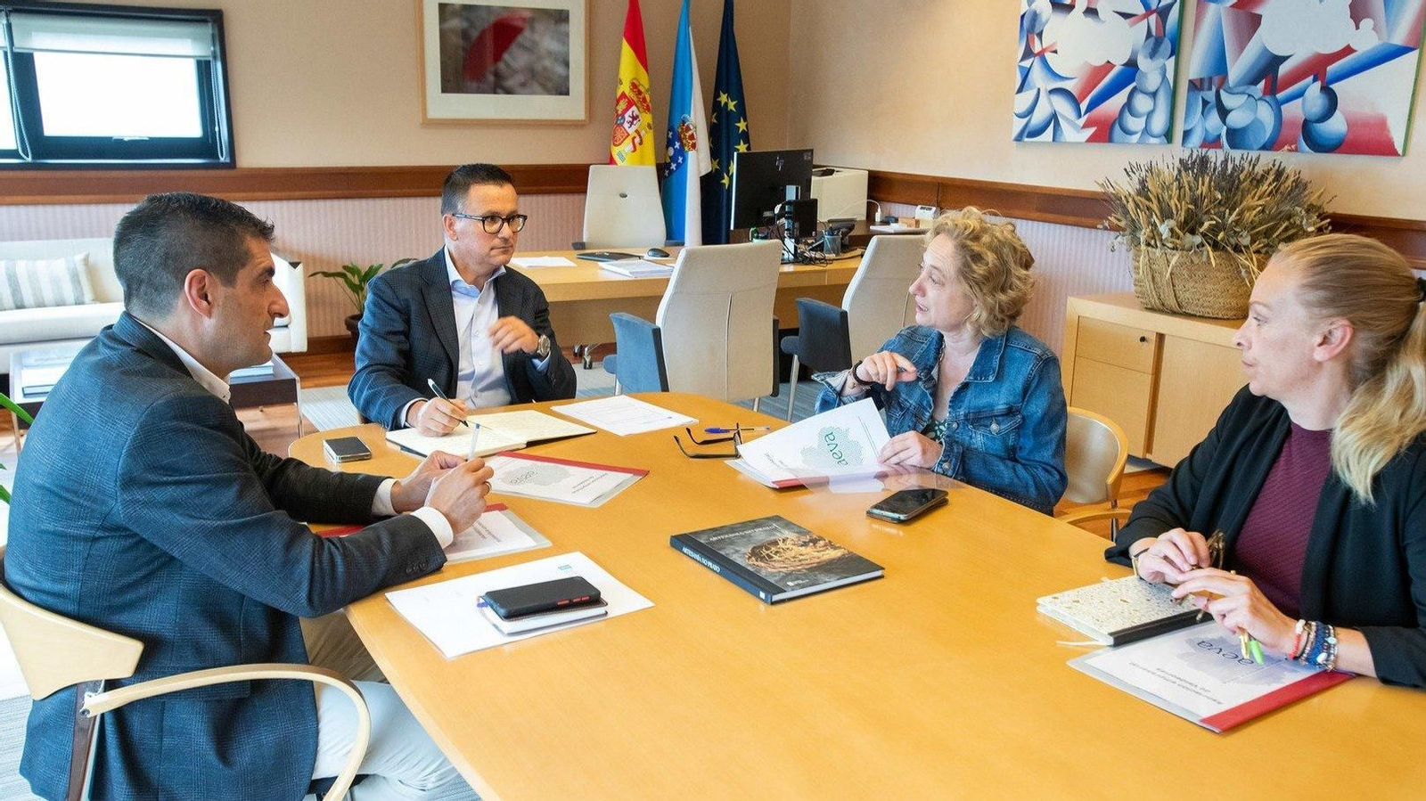 Gabriel Alén y José González con representantes de AEVA.