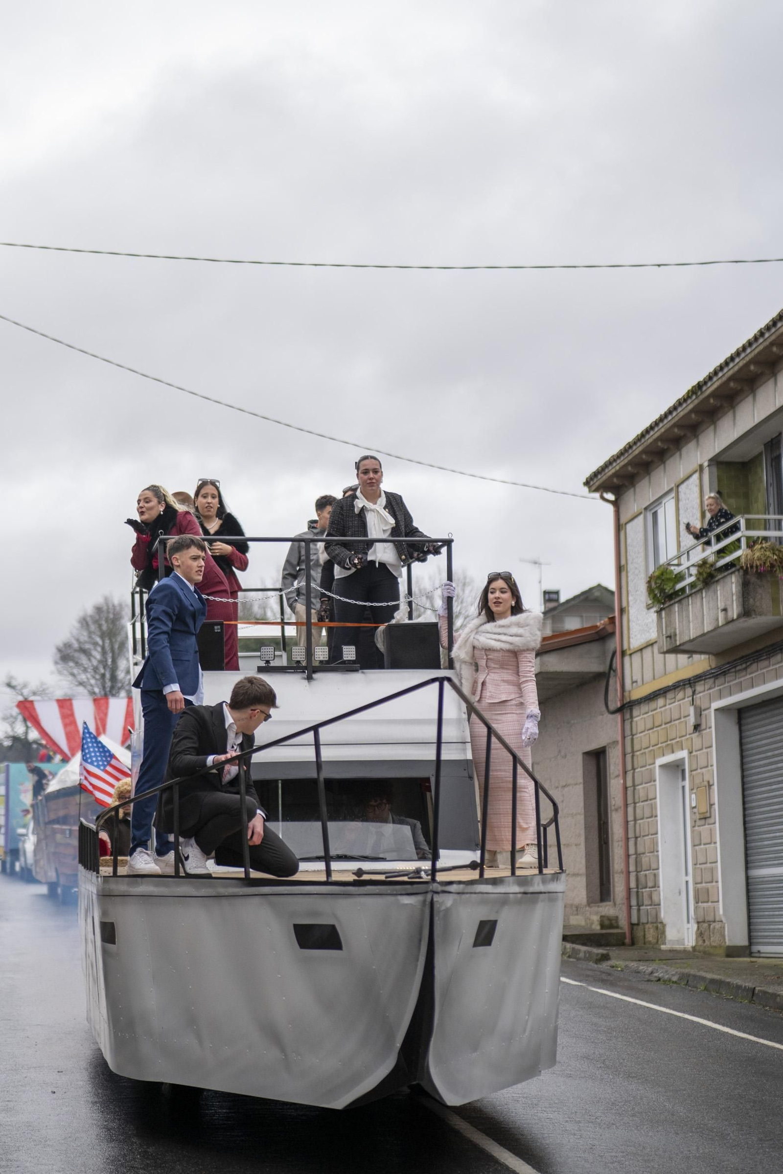 Galería | El Entroido itinerante de Parada de Amoeiro lleva la diversión por bandera