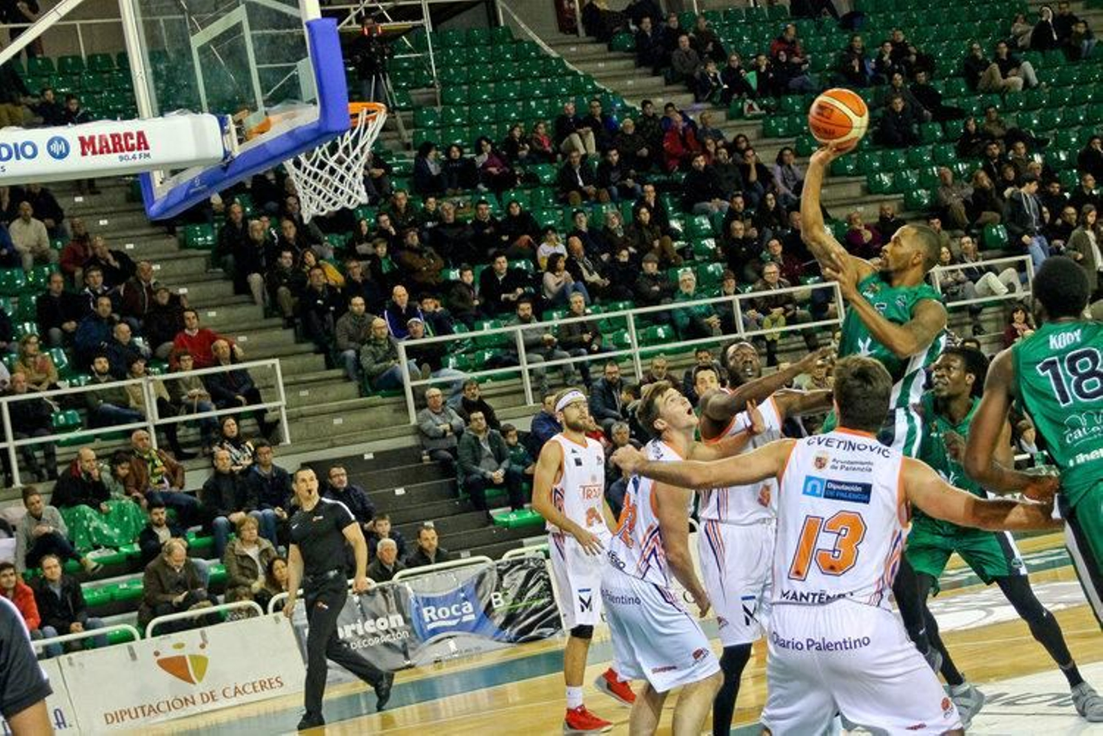 El escolta del Cáceres DJ Sapp lanza a canasta ante el Palencia en el último partido de liga.