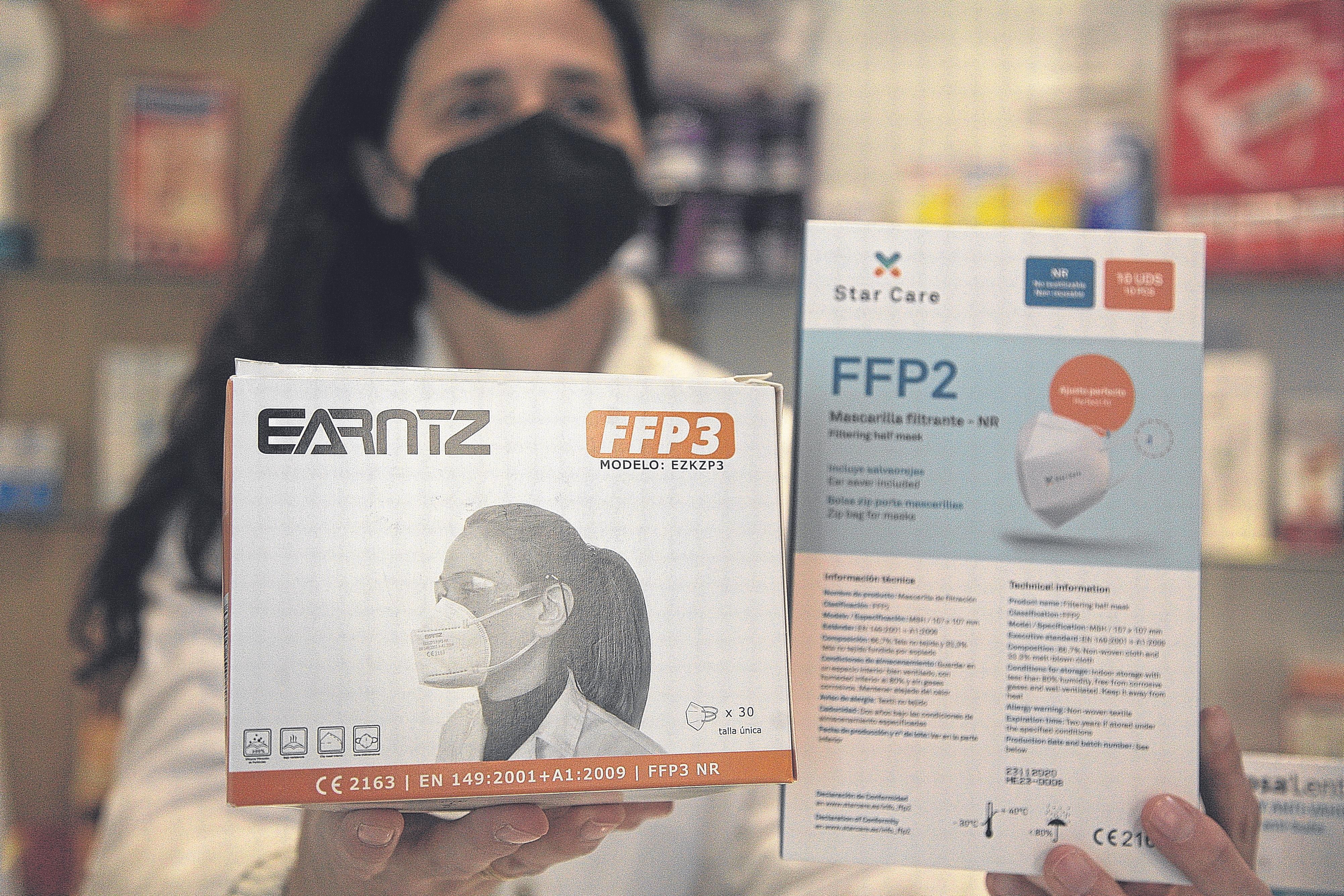 La farmaceútica Emma Martín Cid muestra las mascarillas FFP2 y FFP3. MIGUEL ÁNGEL