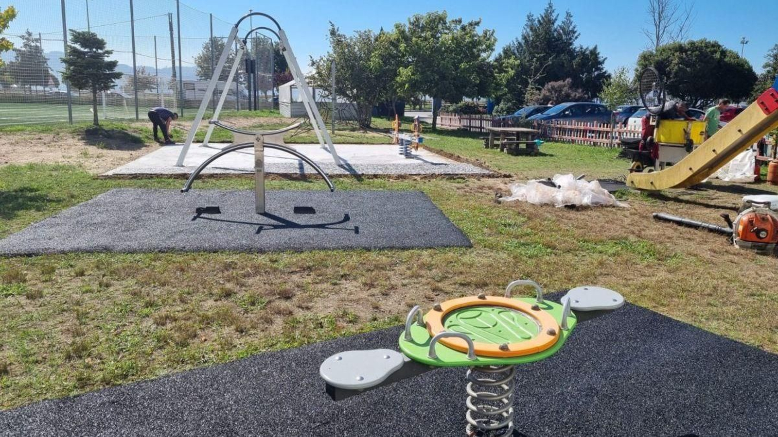 Instalación de los elementos en el parque infantil del Ceip Seara.