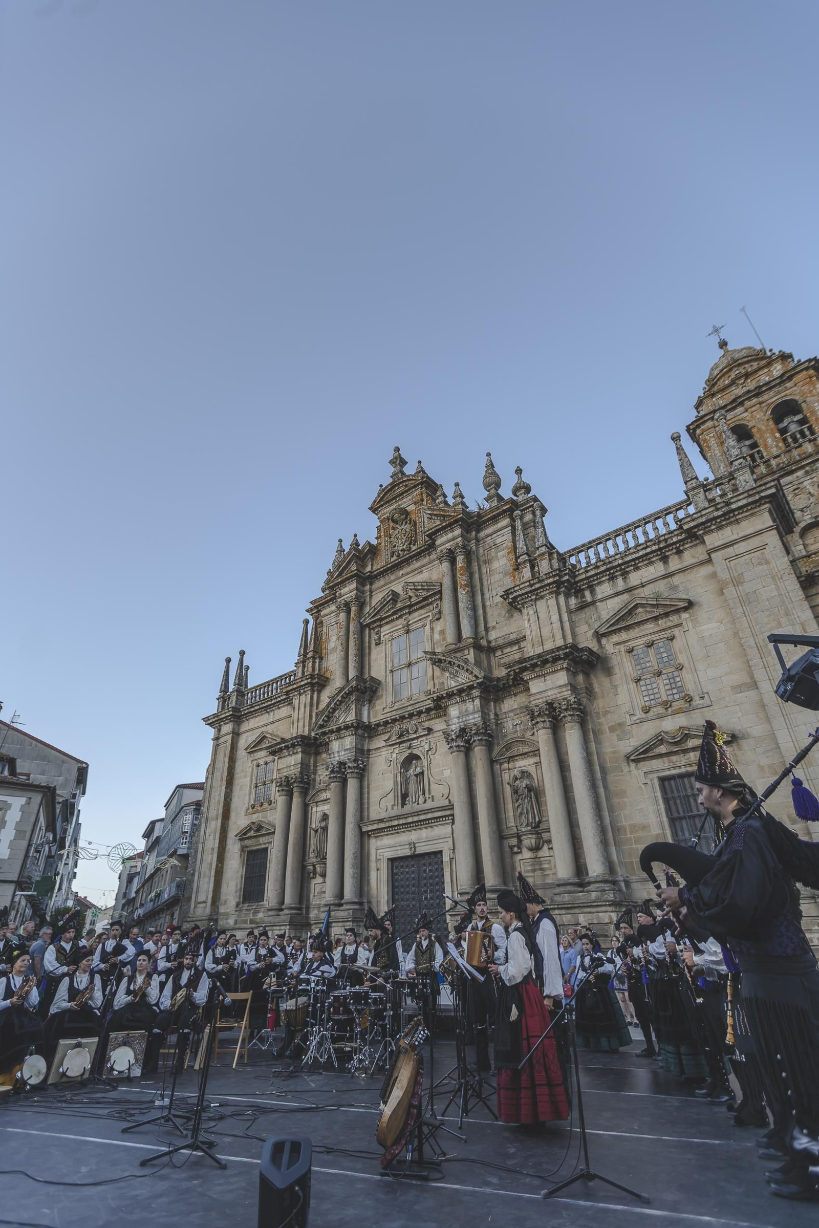 Galería |  Lembranza Ibérica llenó de música las calles de Celanova