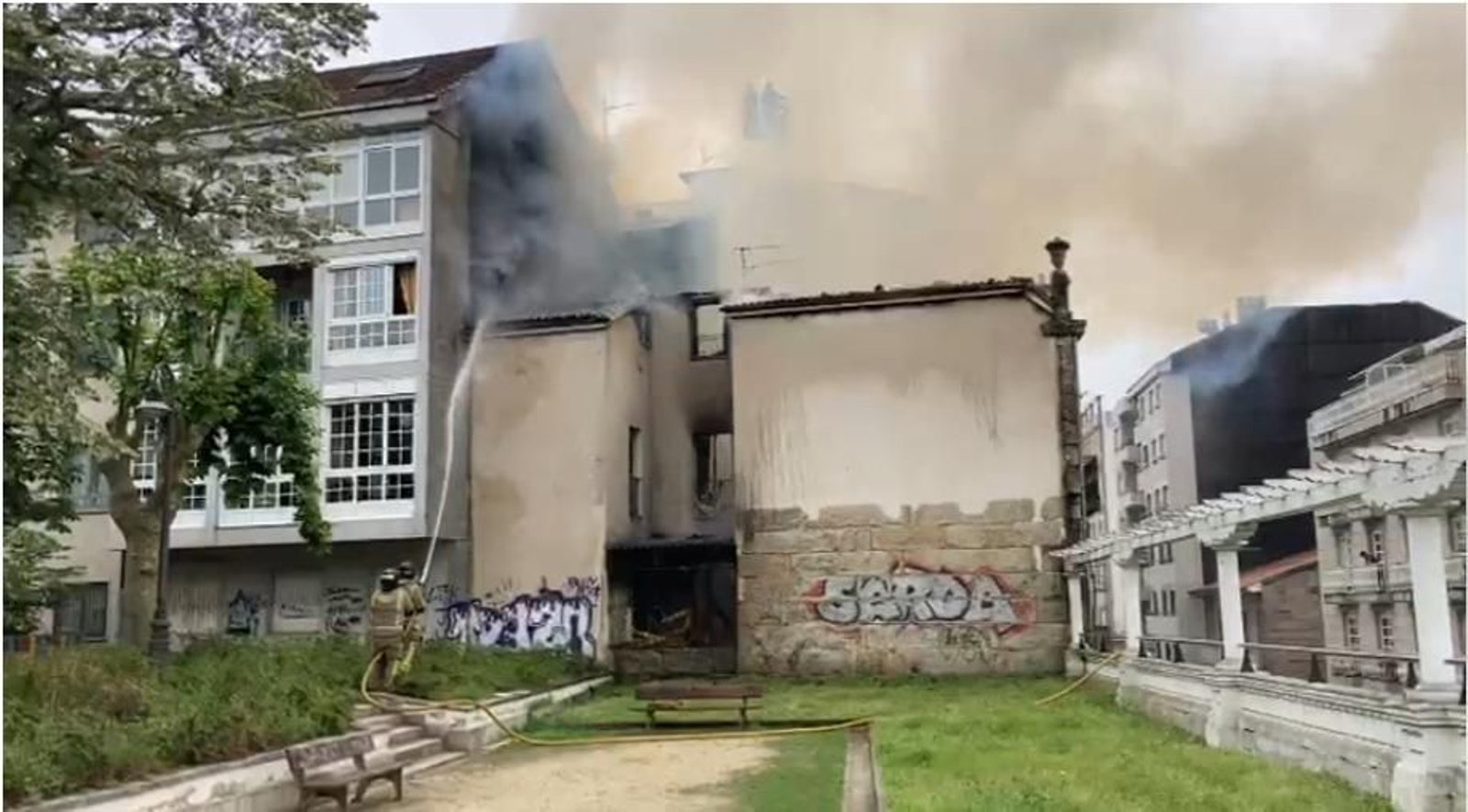 Galería | Así fue el voraz fuego que calcinó un edificio en A Ponte, en imágenes