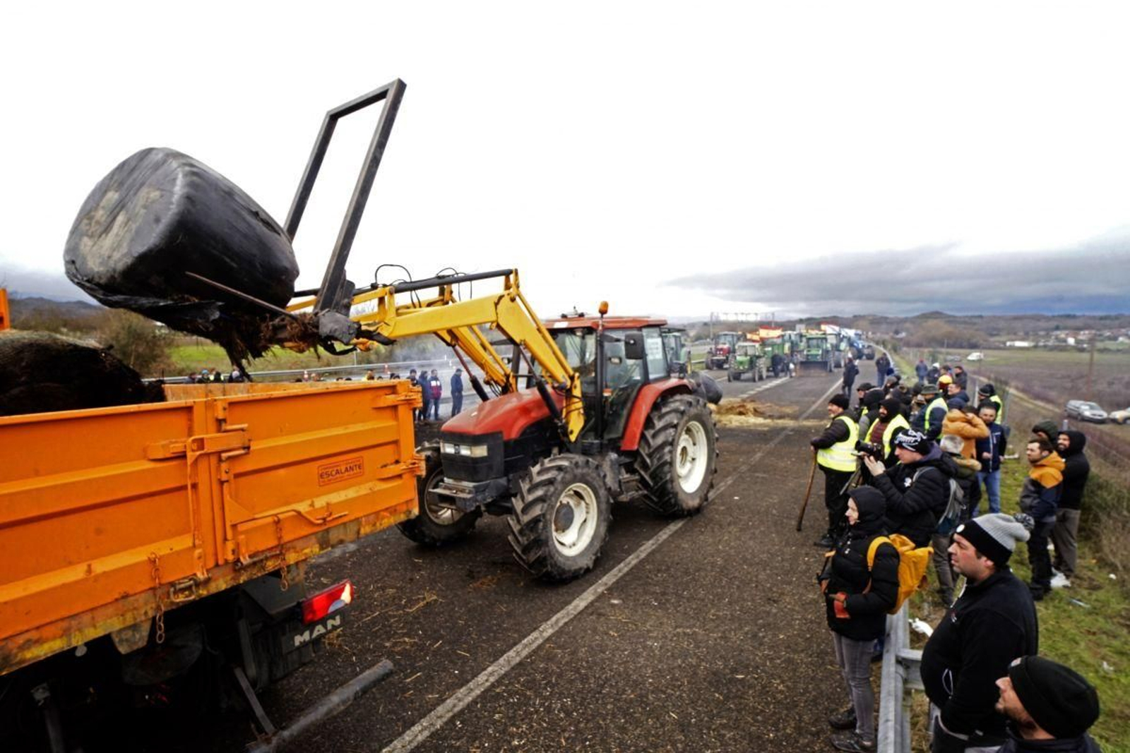 Un momento de la tractorada en la A-52