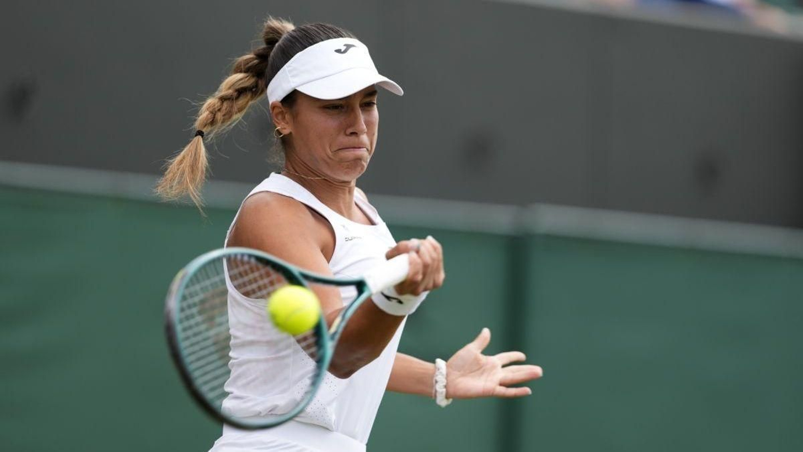La jugadora de Vilagarcía impacta una derecha en Wimbledon.