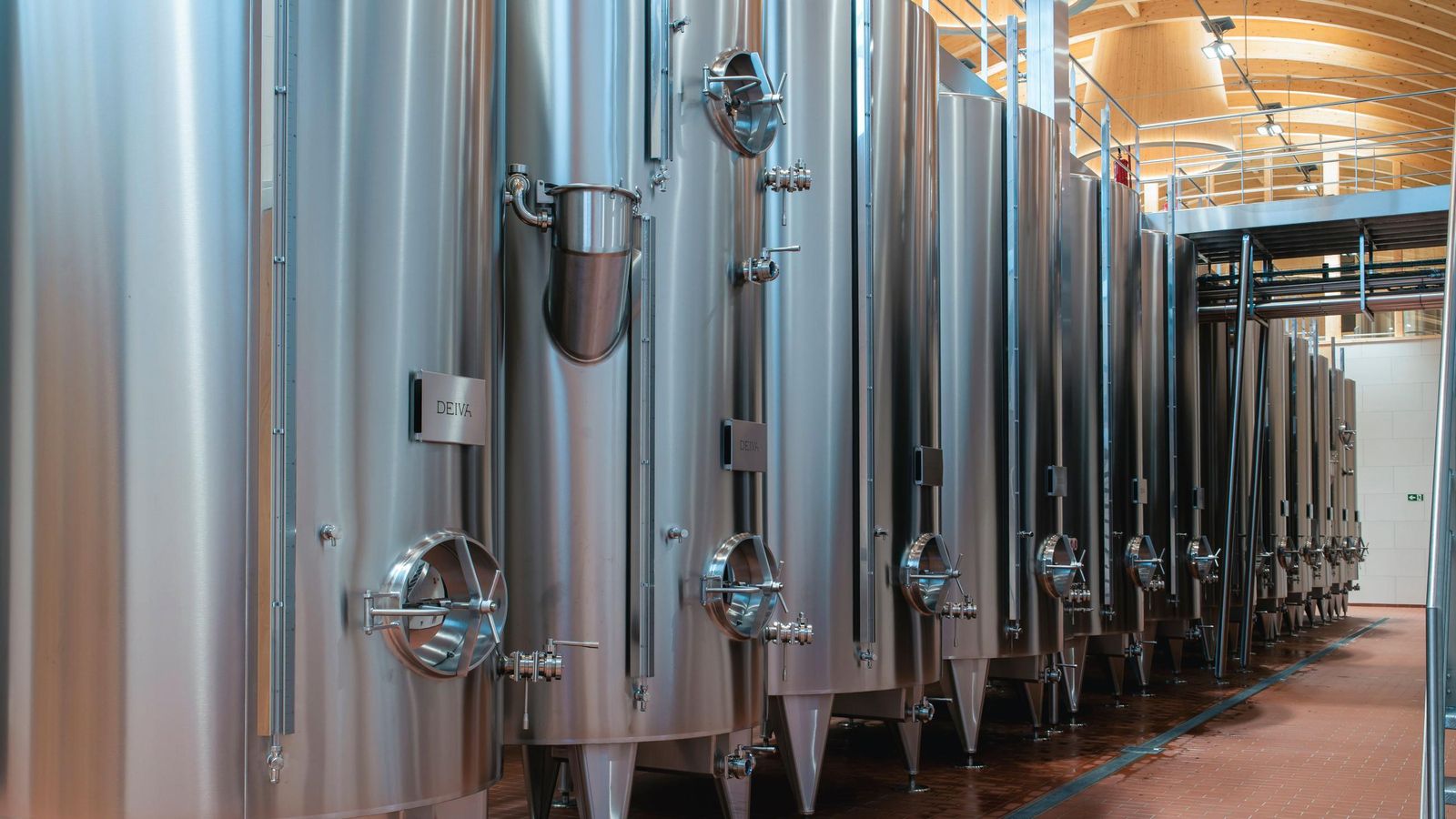 La bodega cuenta con cerca de 40 depósitos y tiene capacidad para 600.000 litros.