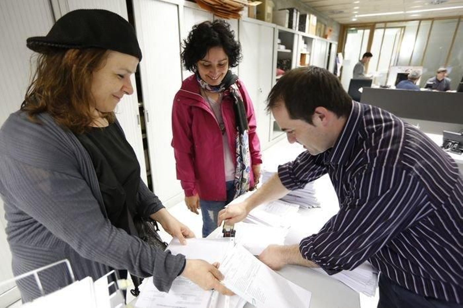 Montse Nóvoa, del BNG, llevando candidaturas a la junta de zona de Ourense, el lunes.