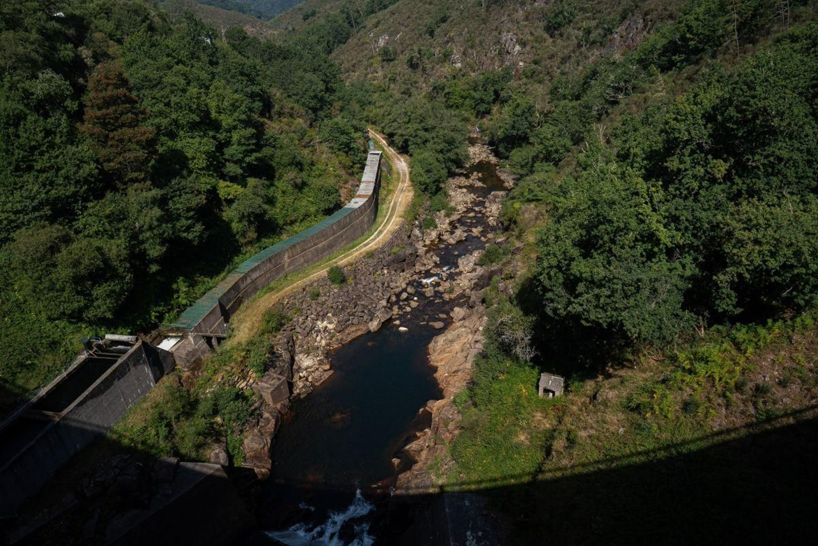 Embalse de Eiras entre Fornelos de Montes y Ponte Caldelas.