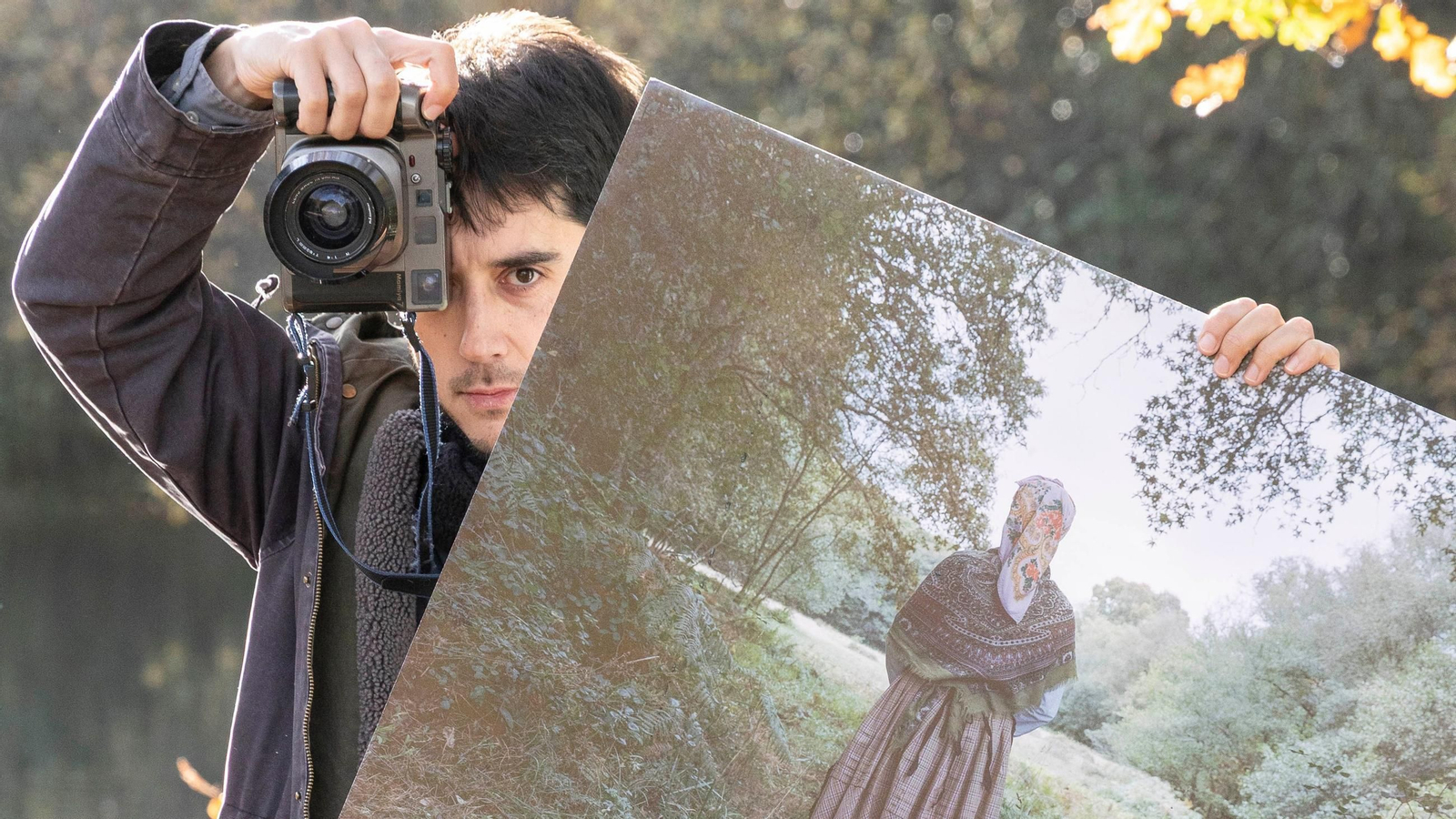 Autorretrato do fotógrafo Carlos Folgoso Sueiro, cunha foto de “Alén do lago”.