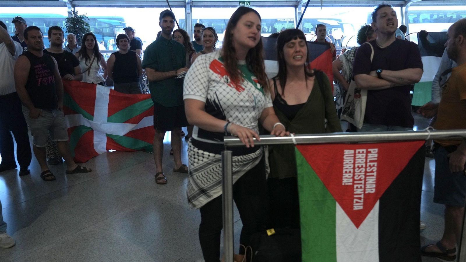 El momento de la llegada a Bilbao de los activistas vascos de la flotilla pro palestina.