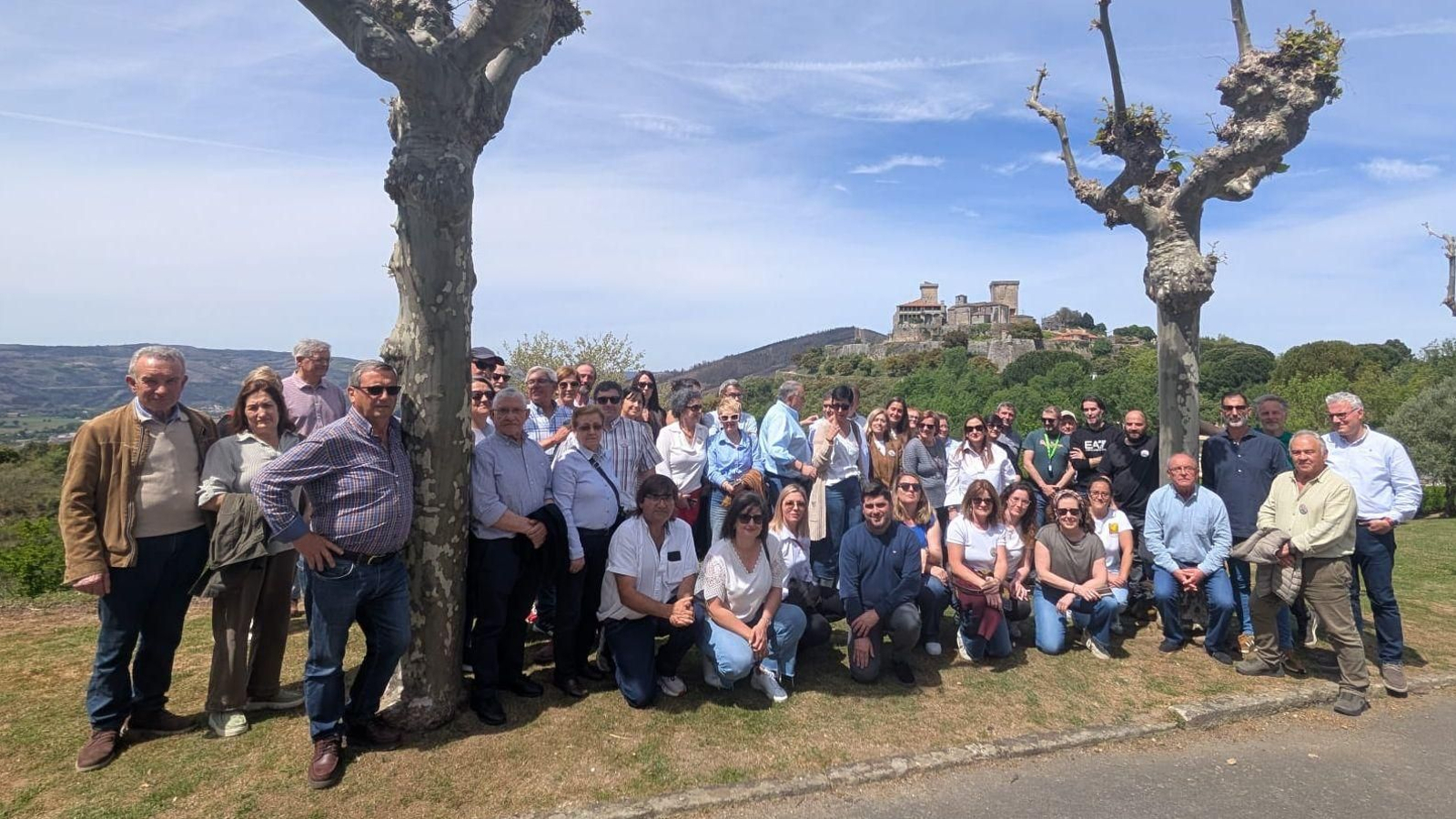Participantes en la jornada posan con la acrópolis de Monterrei de fondo.