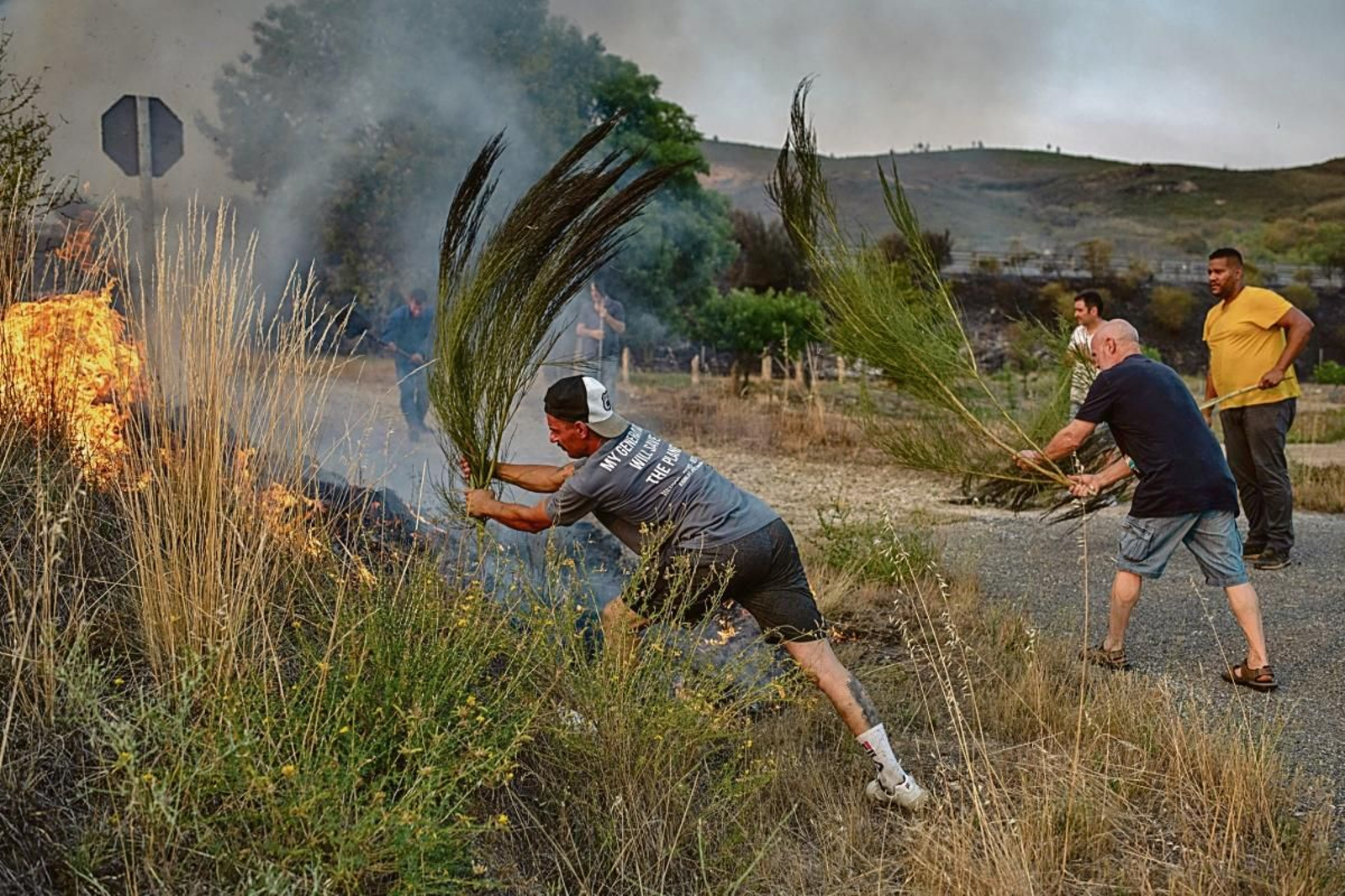 Varios vecinos tratan de apagar un conato en la parroquia de Rabal (Oímbra).