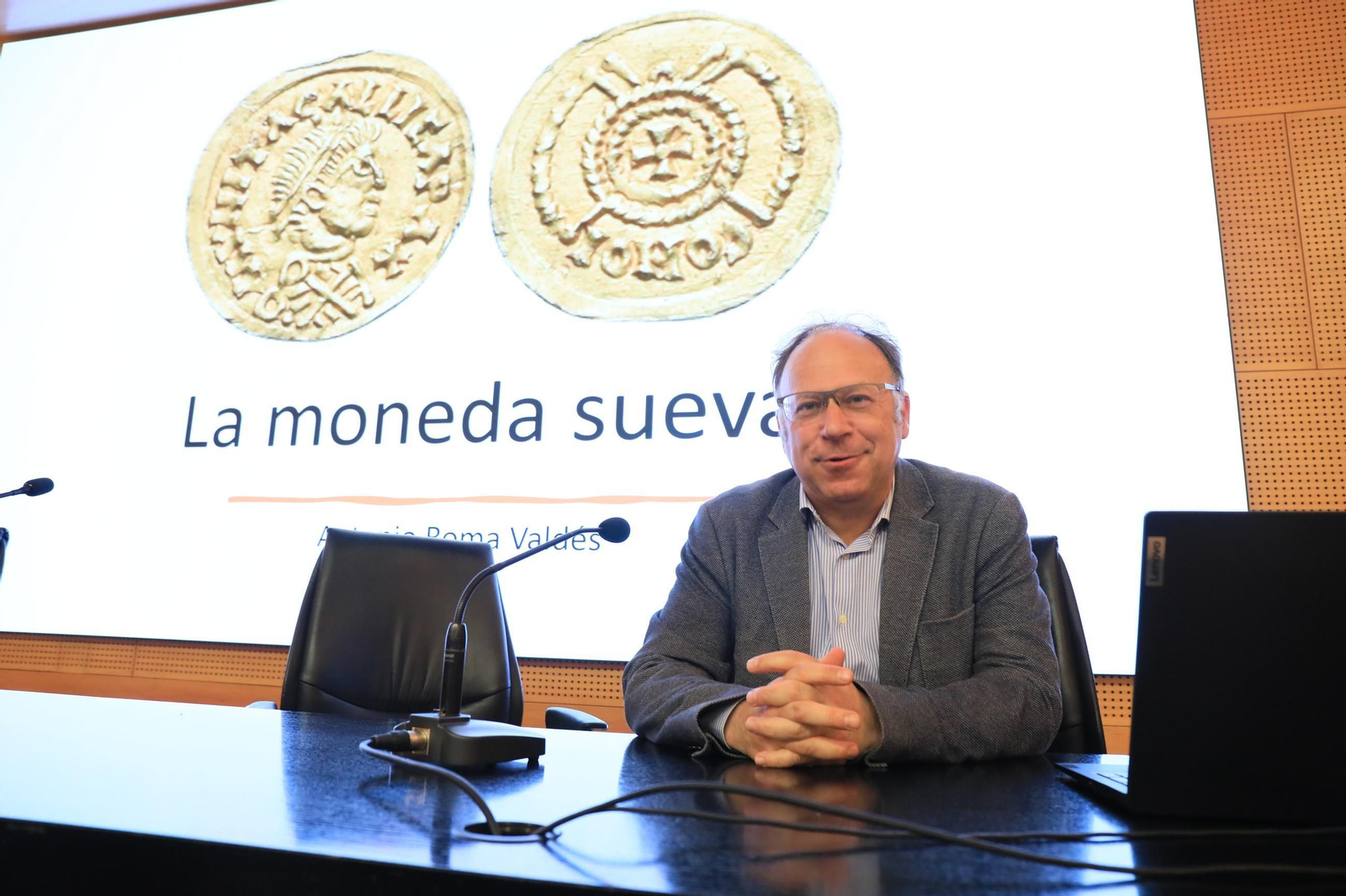 Antonio Roma  durante su conferencia en el Valcárcel.