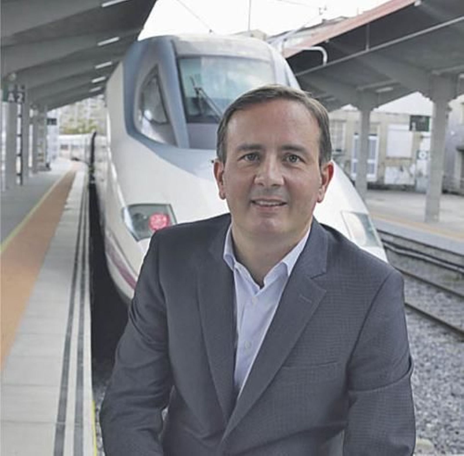 Javier Pérez López en la estación de Ourense.