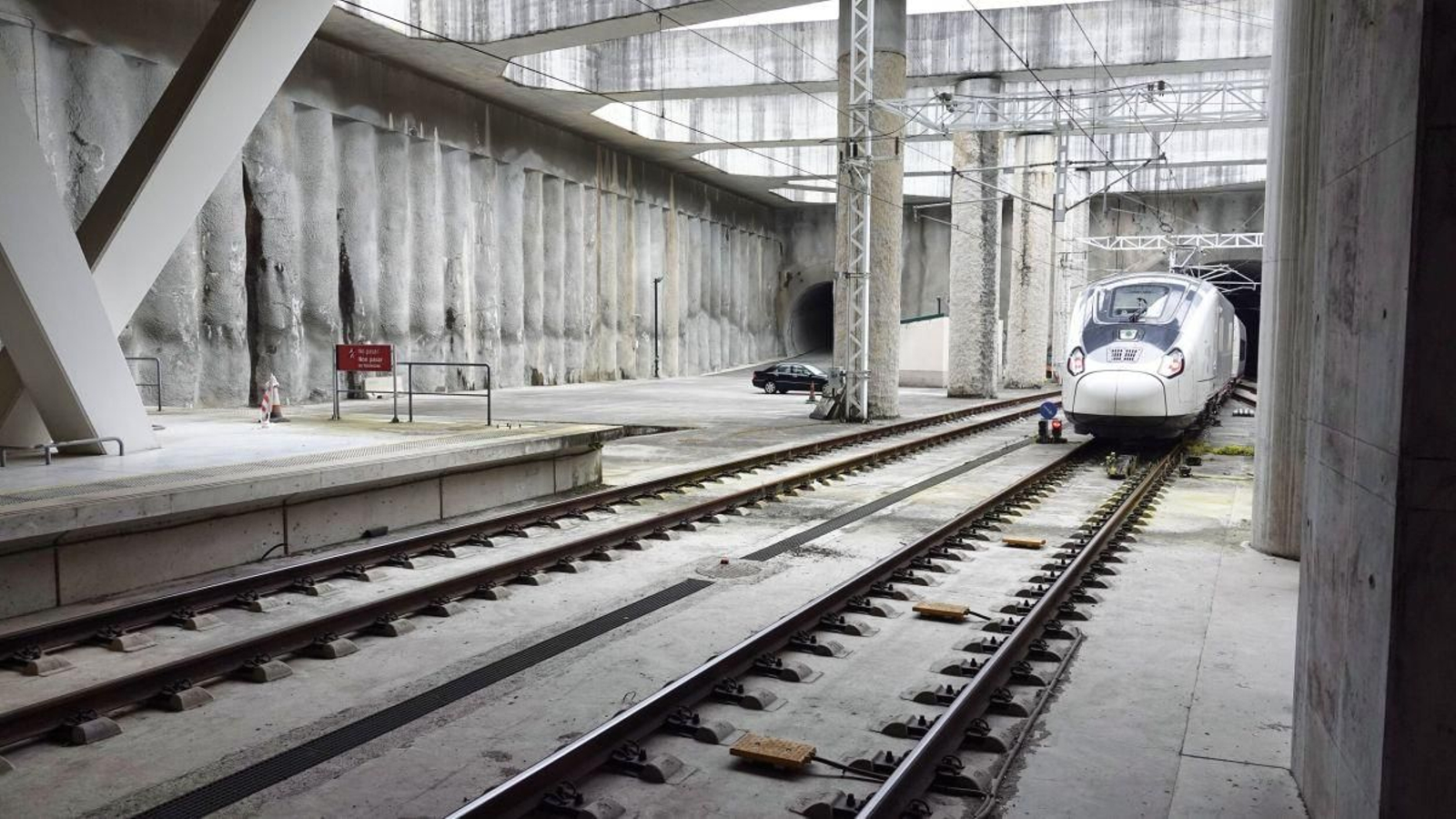 Un tren modelo S-106 sale desde Urzaiz en dirección Madrid