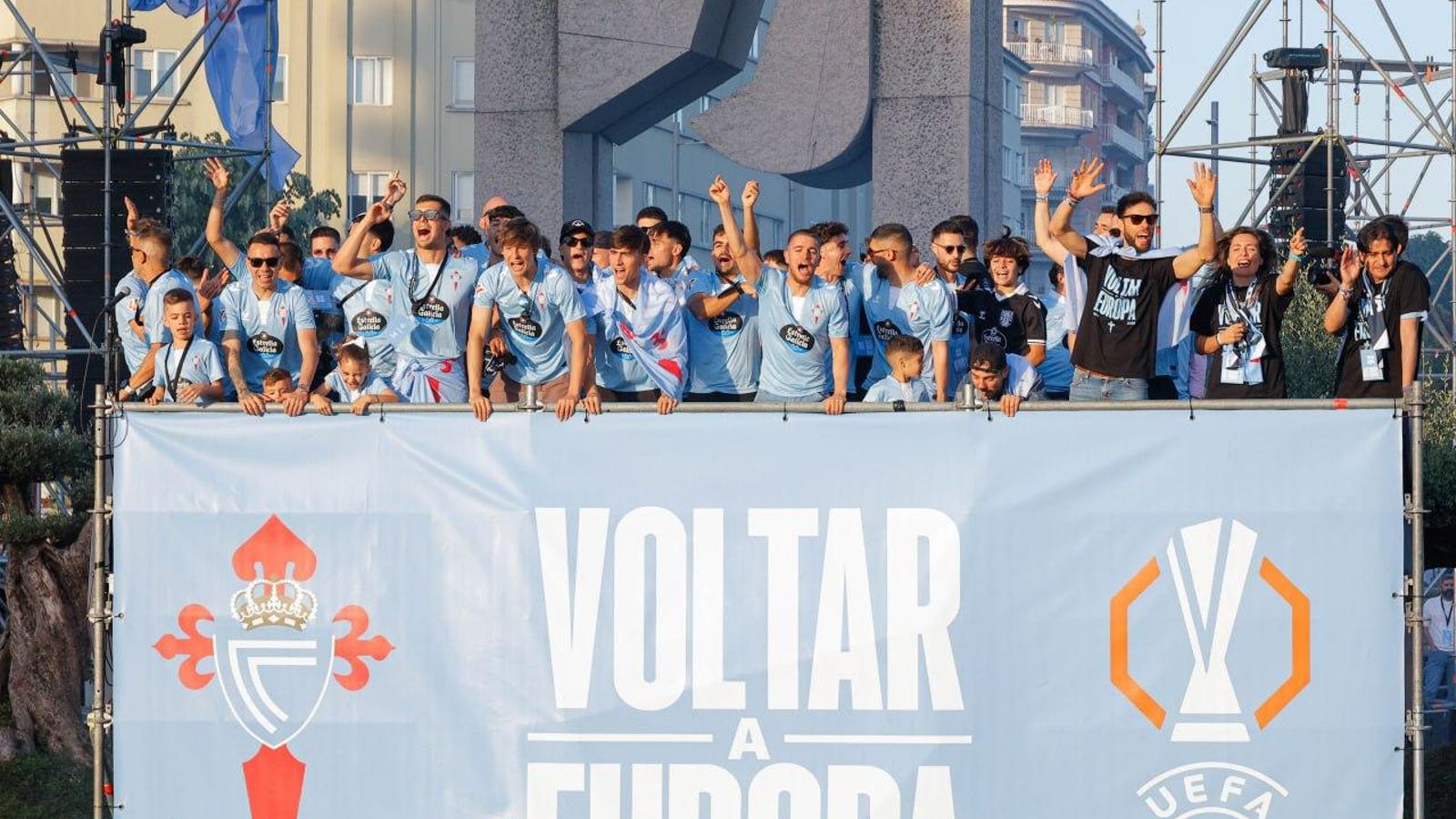 Galería | Fiesta celeste en Vigo por la vuelta del Celta a Europa