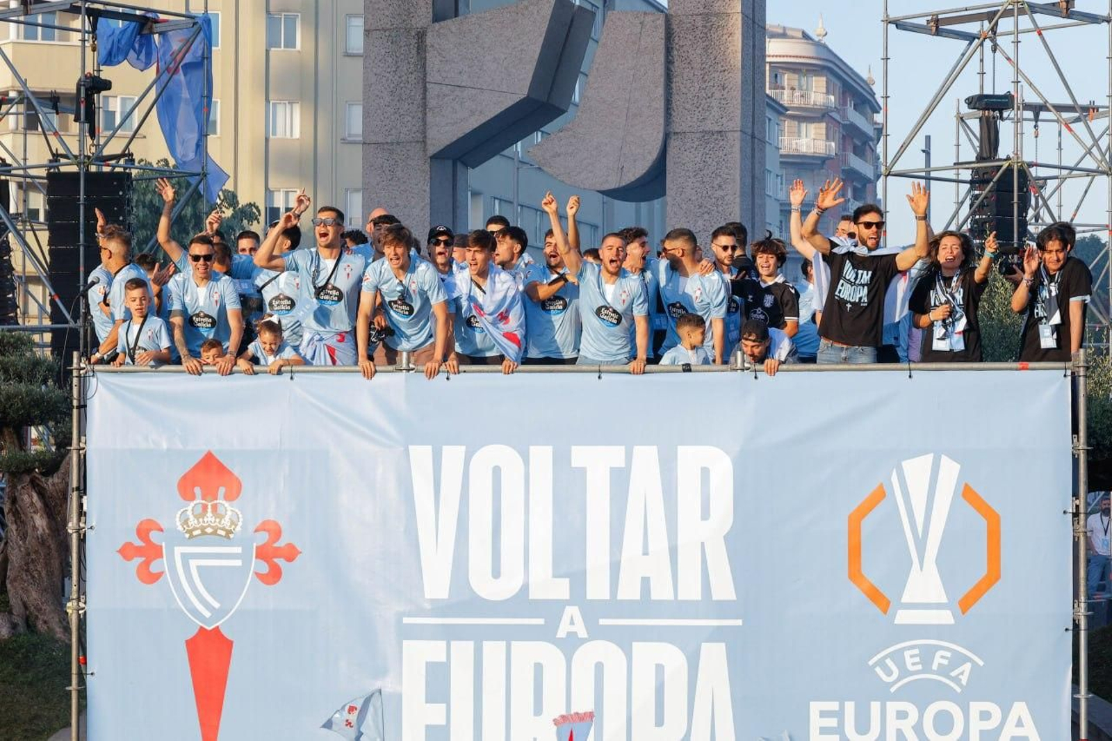 Galería | Fiesta celeste en Vigo por la vuelta del Celta a Europa