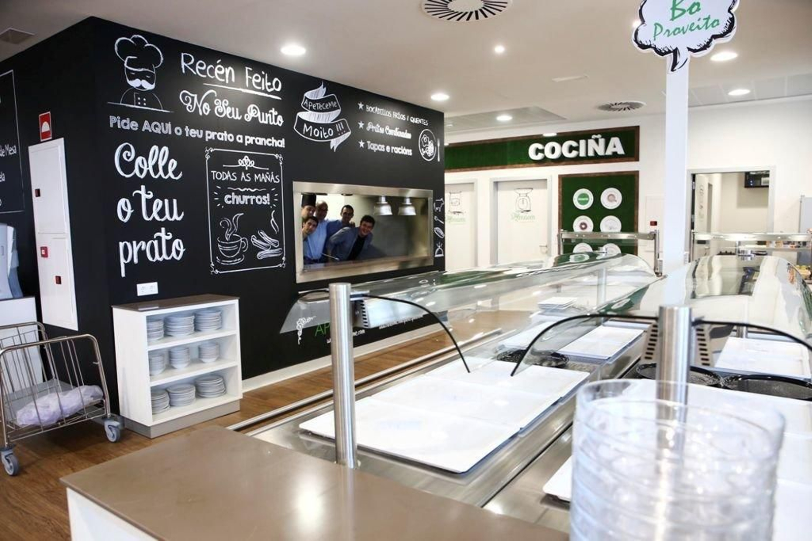 La cafetería, Apetéceme, abre este lunes. La gestionan personas de la Escuela de Hostelería de Santiago y con menús muy sanos.