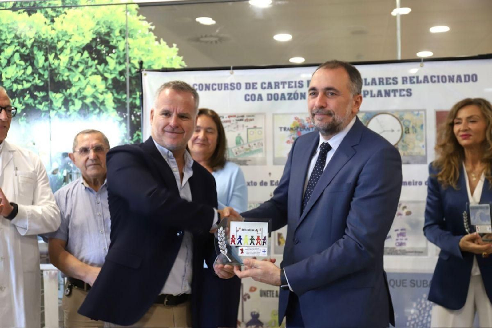 El director del colegio Montesol, Javier Ojea Cendón, recibió un obsequio del conselleiro Comesaña.